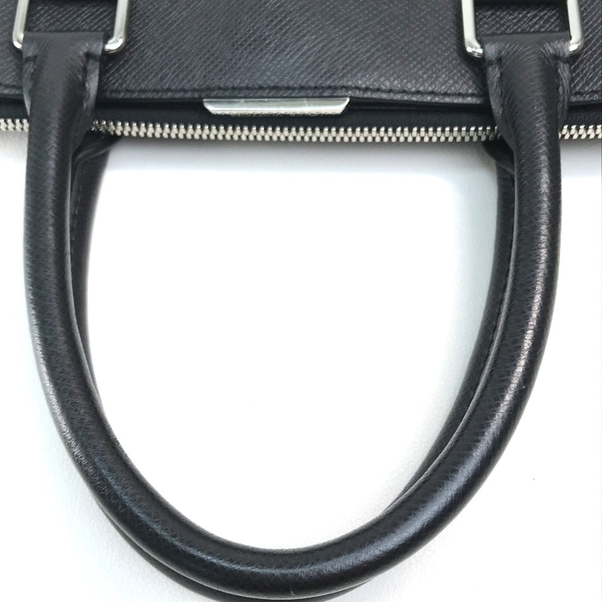 Louis Vuitton Taiga Black Noir Taiga Leather Handbag Shoulder Bag (Pre-Owned)