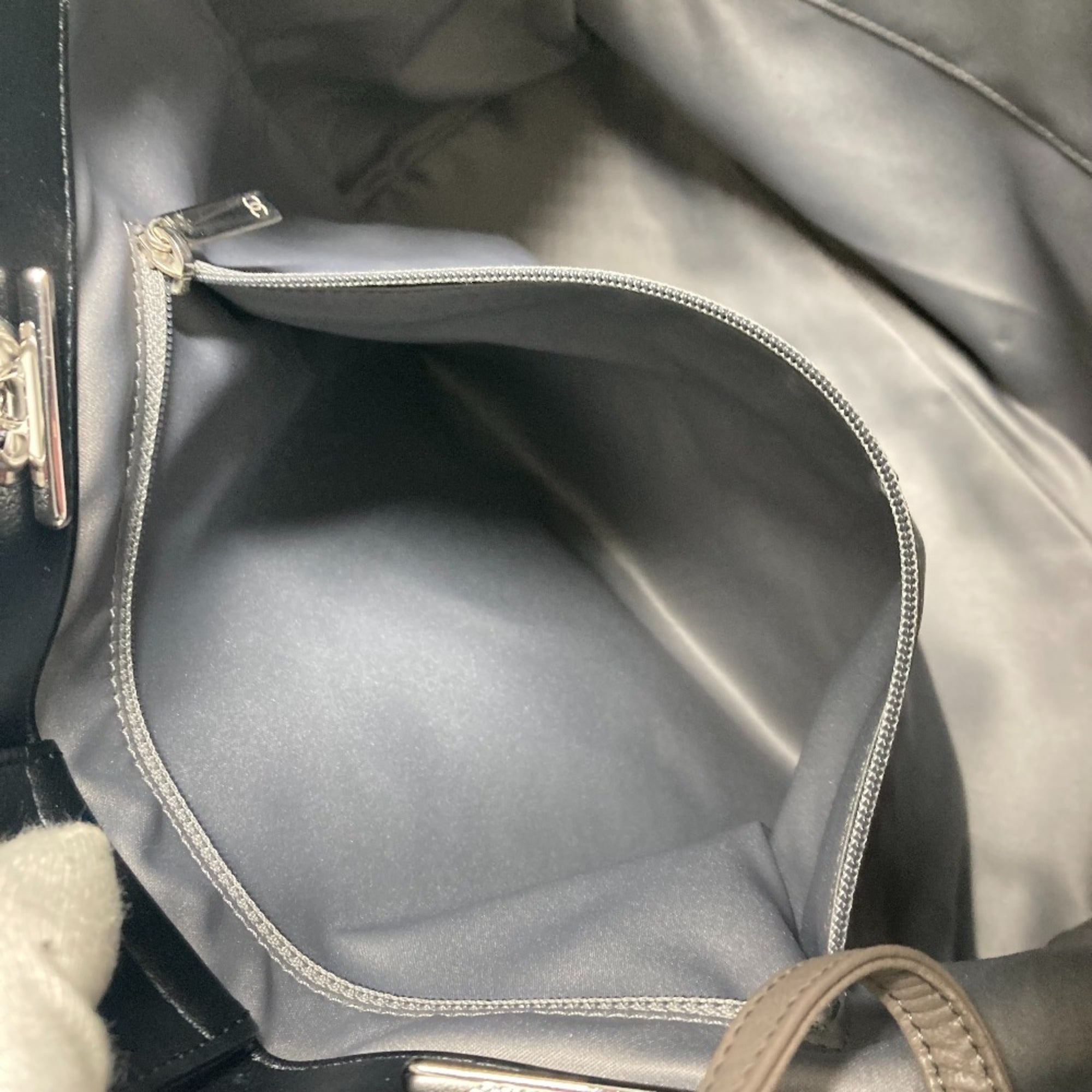 Chanel Black Shoulder Bag (Pre-Owned)
