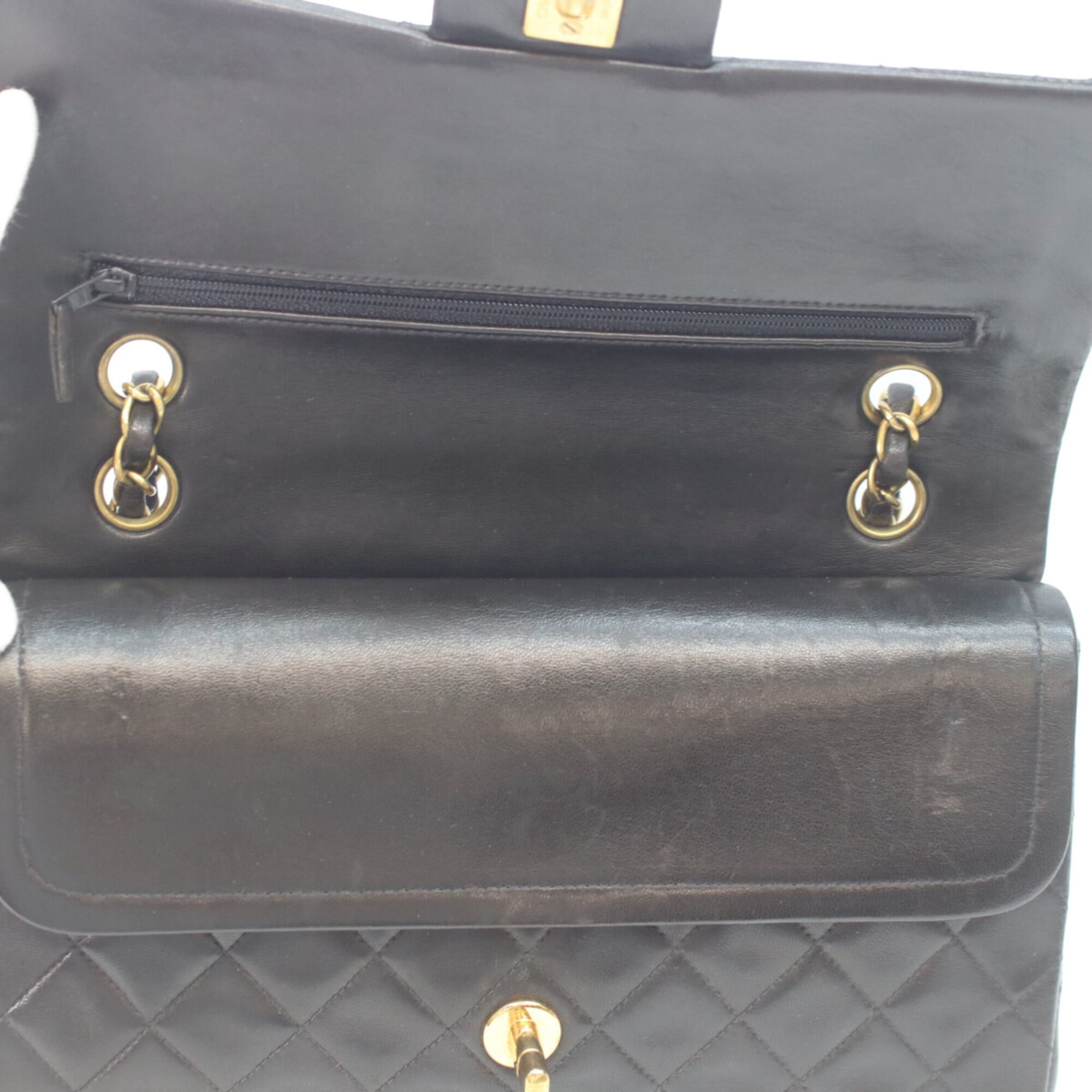 Chanel Black Leather Shoulder Bag (Pre-Owned)