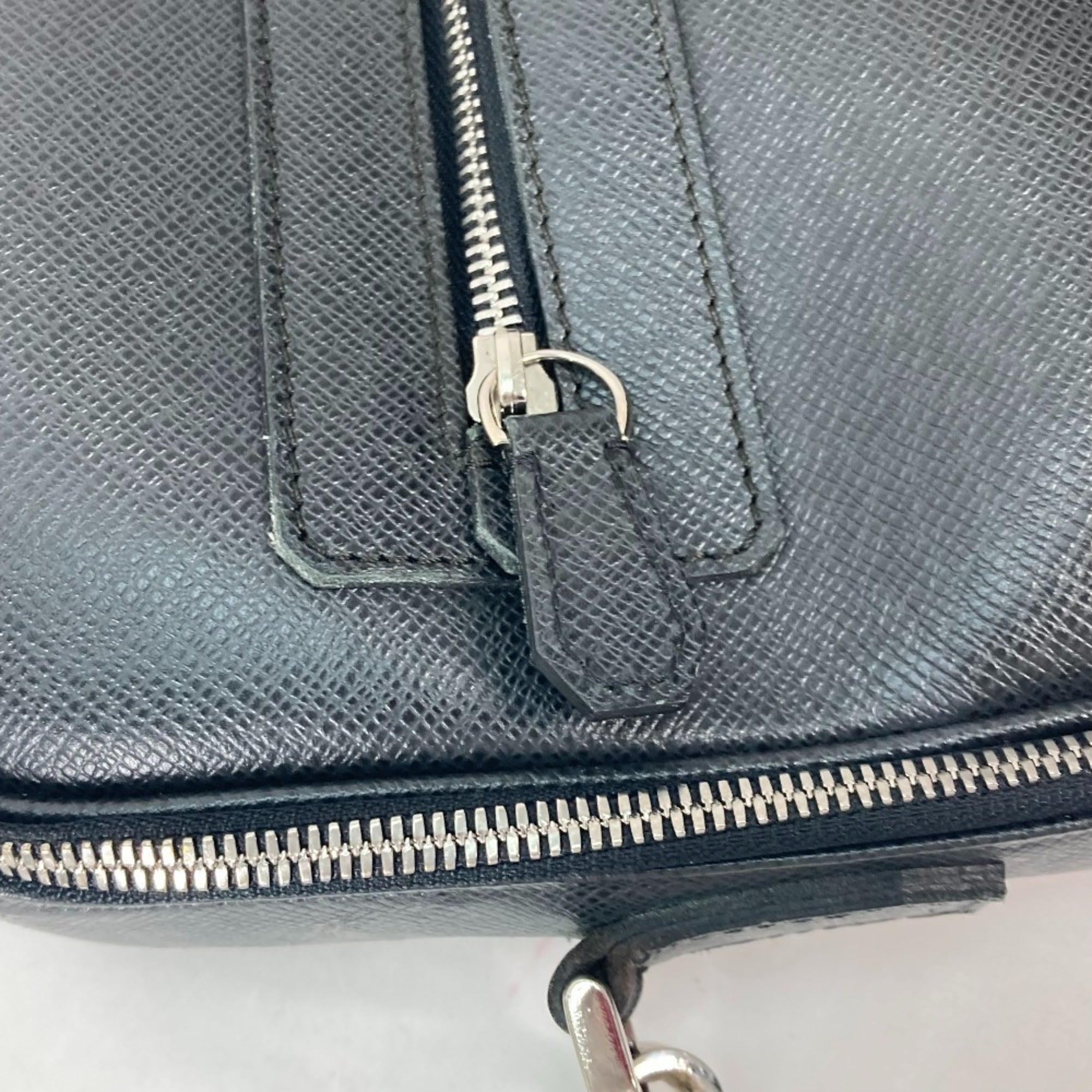 Louis Vuitton Ardoise Black Taiga Leather Handbag Shoulder Bag (Pre-Owned)