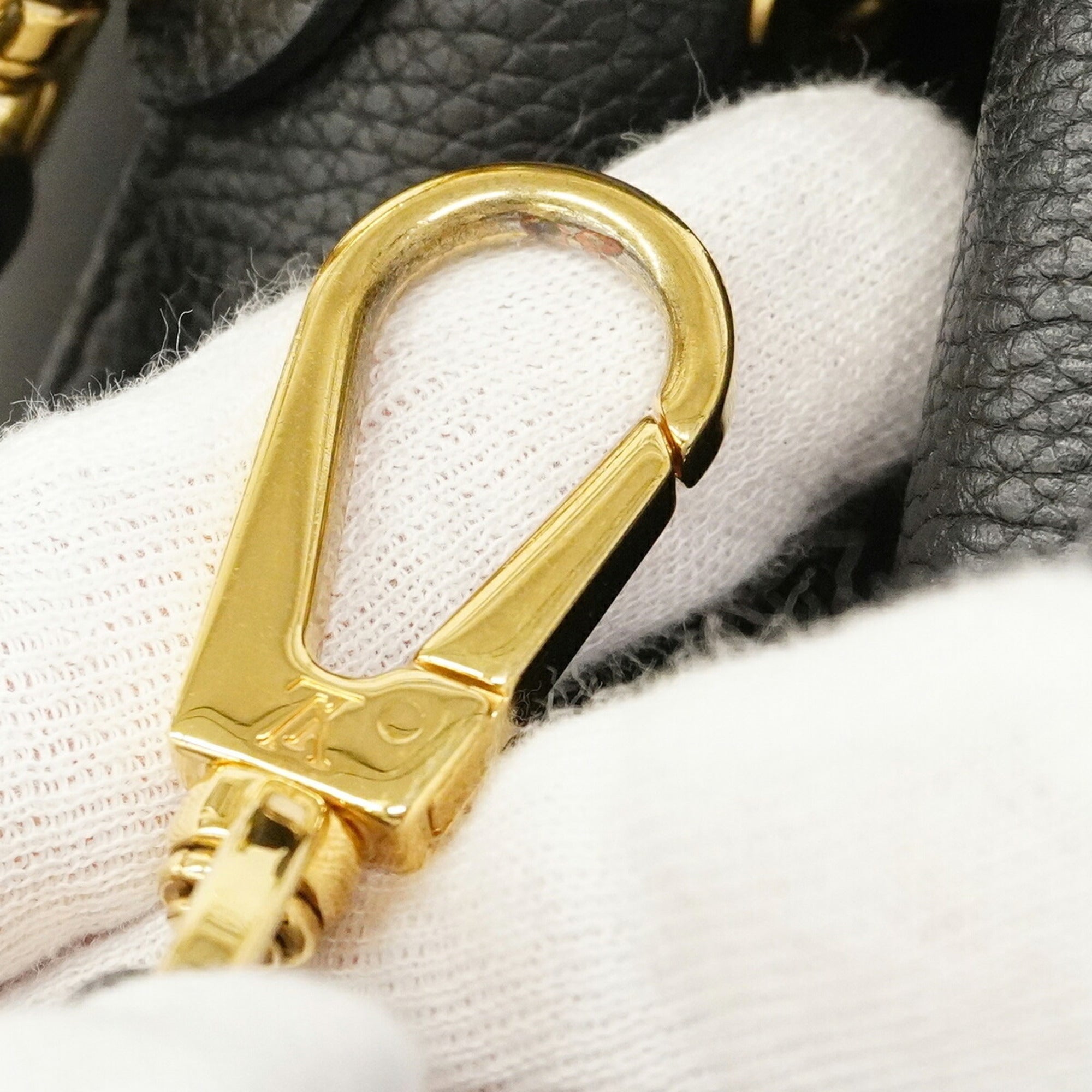 Louis Vuitton Noir Handbag (Pre-Owned)