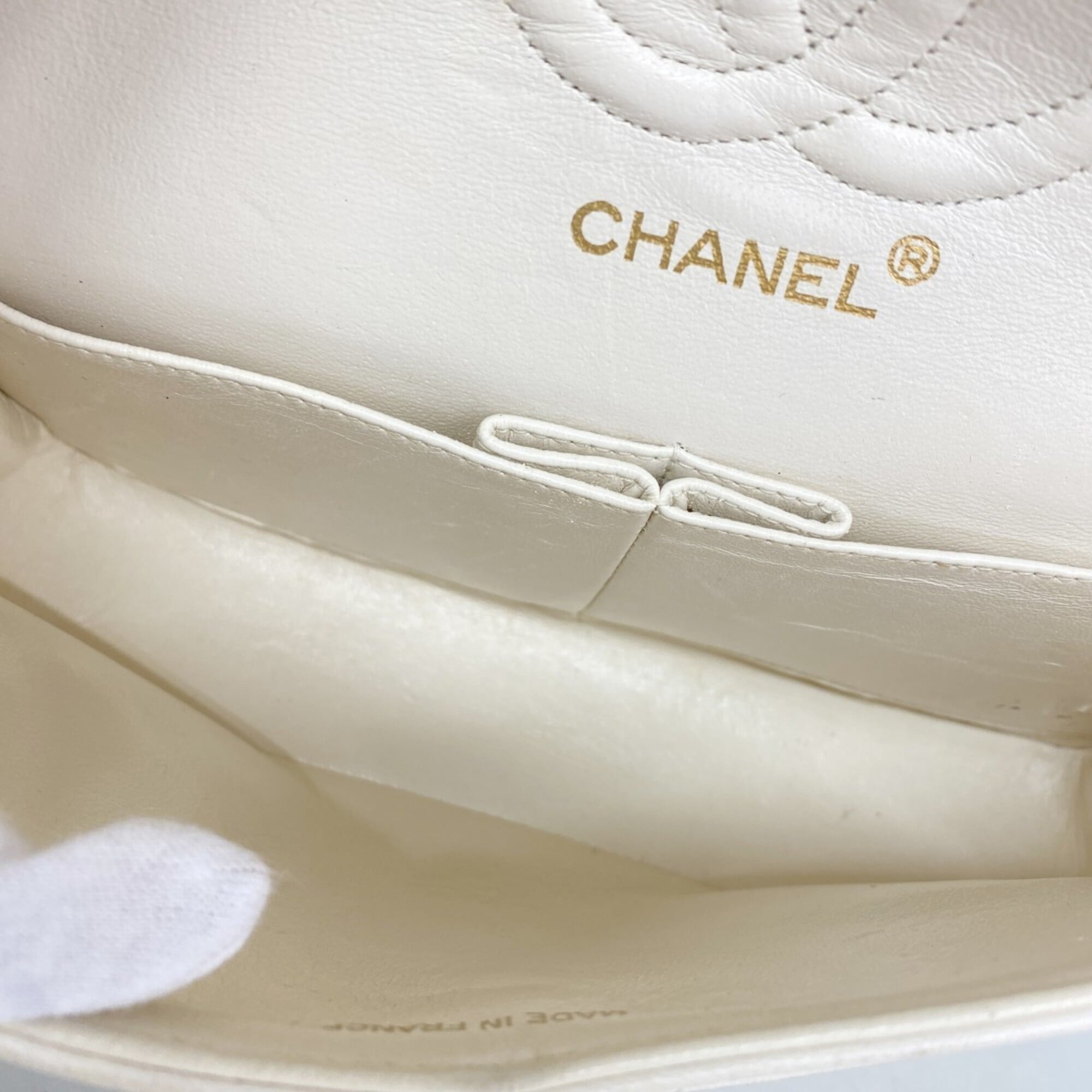 Chanel White Leather Shoulder Bag (Pre-Owned)