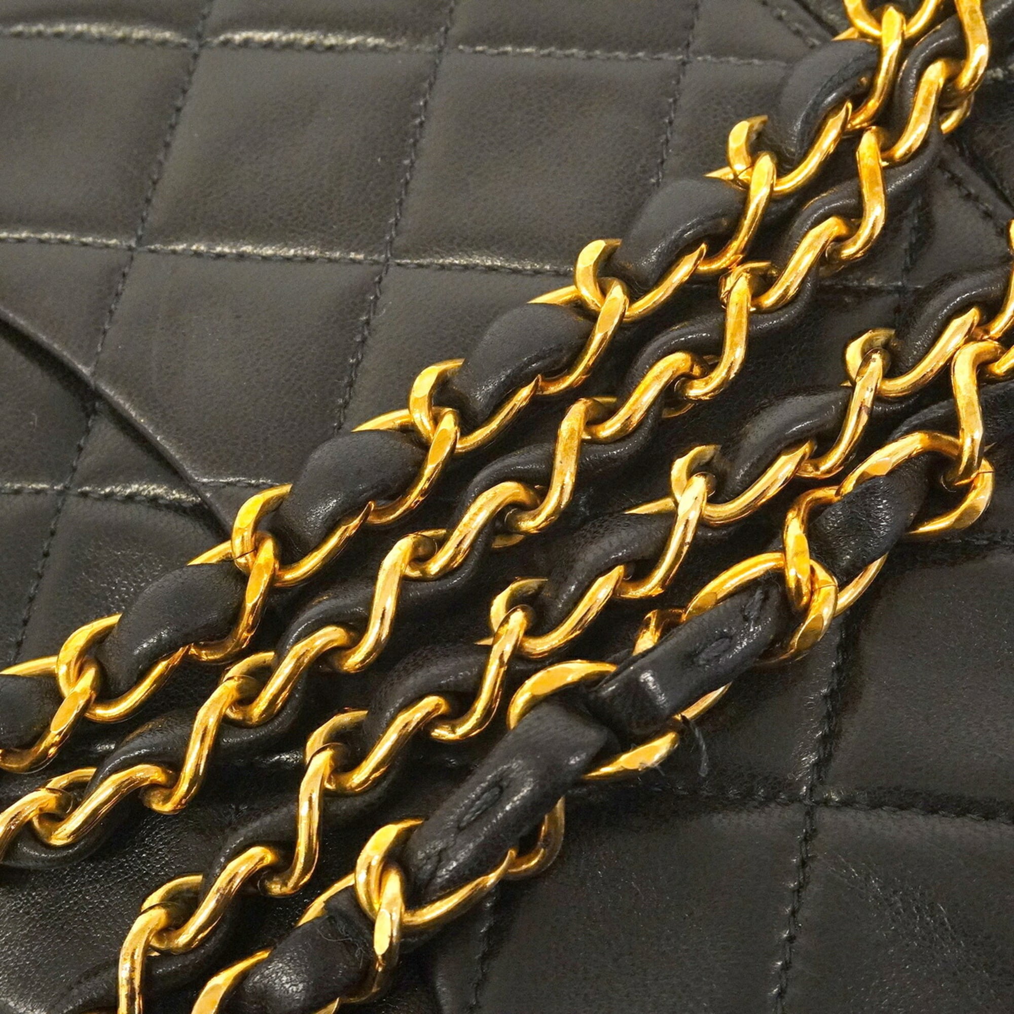 Chanel Black Leather Shoulder Bag (Pre-Owned)