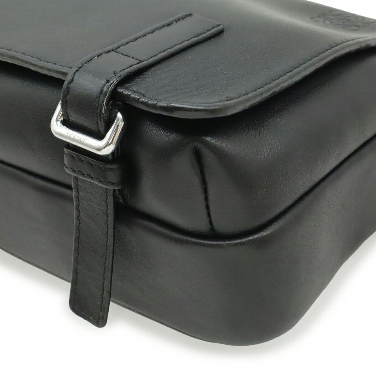 Loewe Black Leather Messenger Bag Shoulder Bag (Pre-Owned)