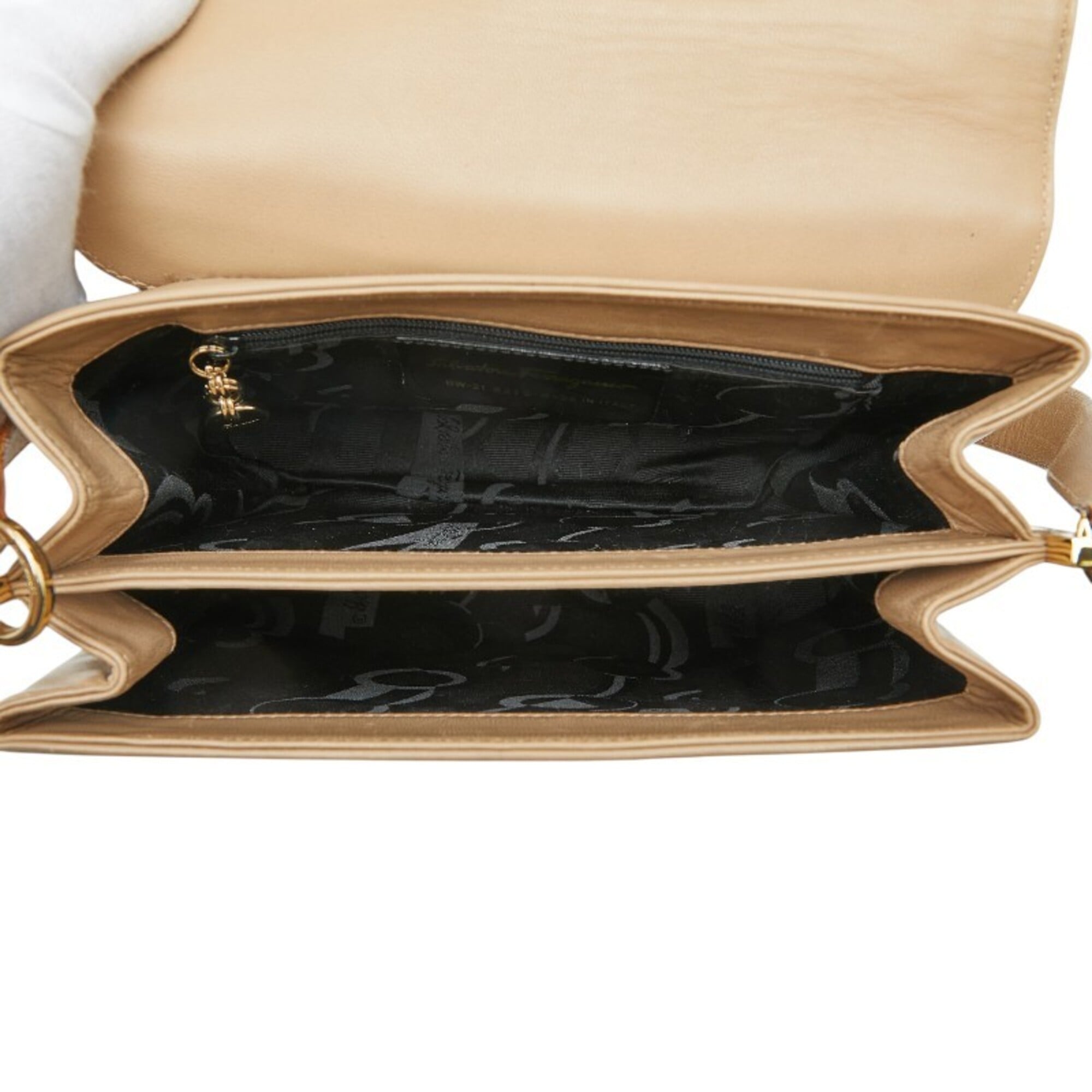 Salvatore Ferragamo Beige Leather Shoulder Bag (Pre-Owned)