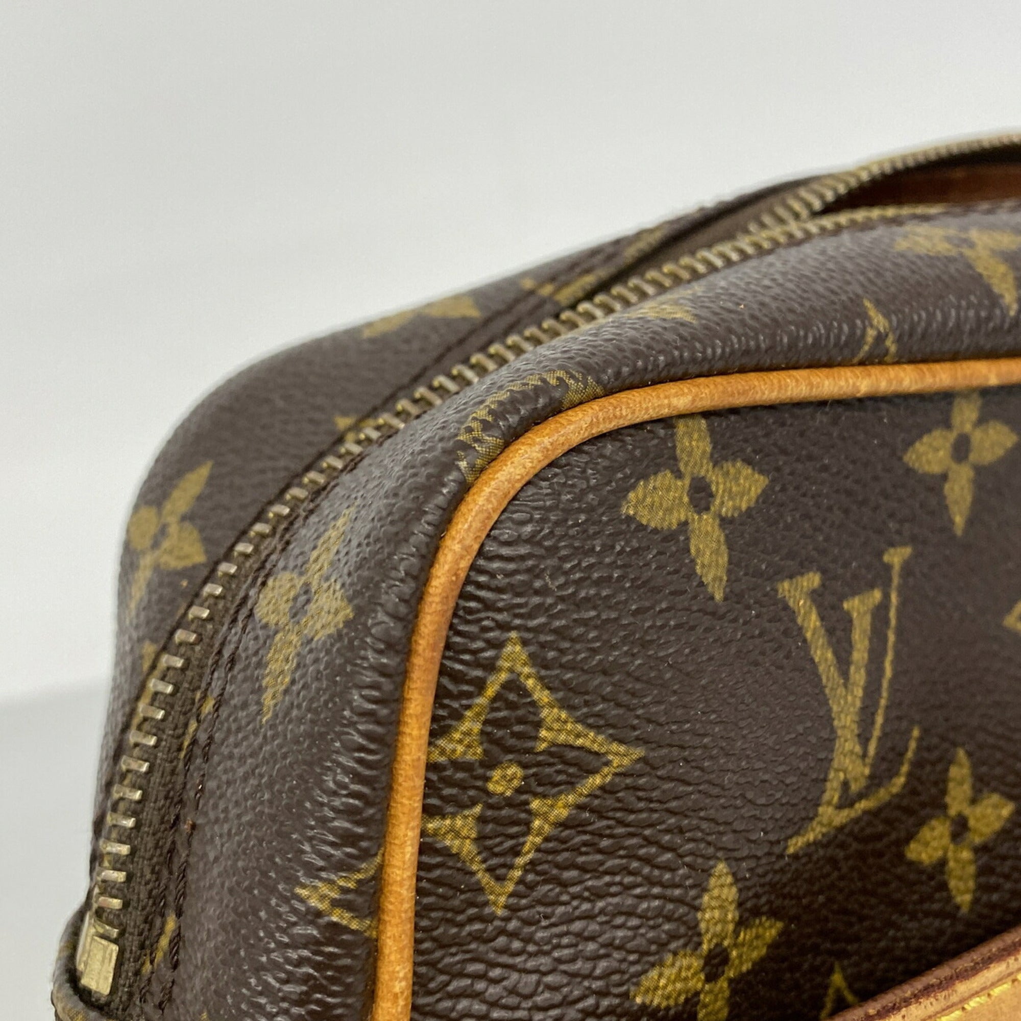 Louis Vuitton Brown Shoulder Bag (Pre-Owned)
