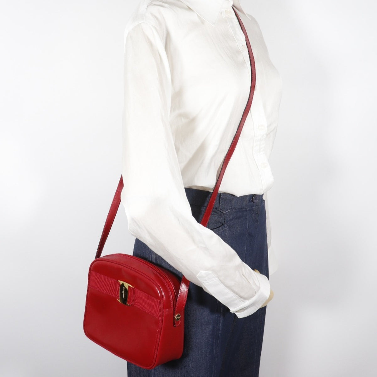 Salvatore Ferragamo Vara Red Color Leather Shoulder Bag (Pre-Owned)