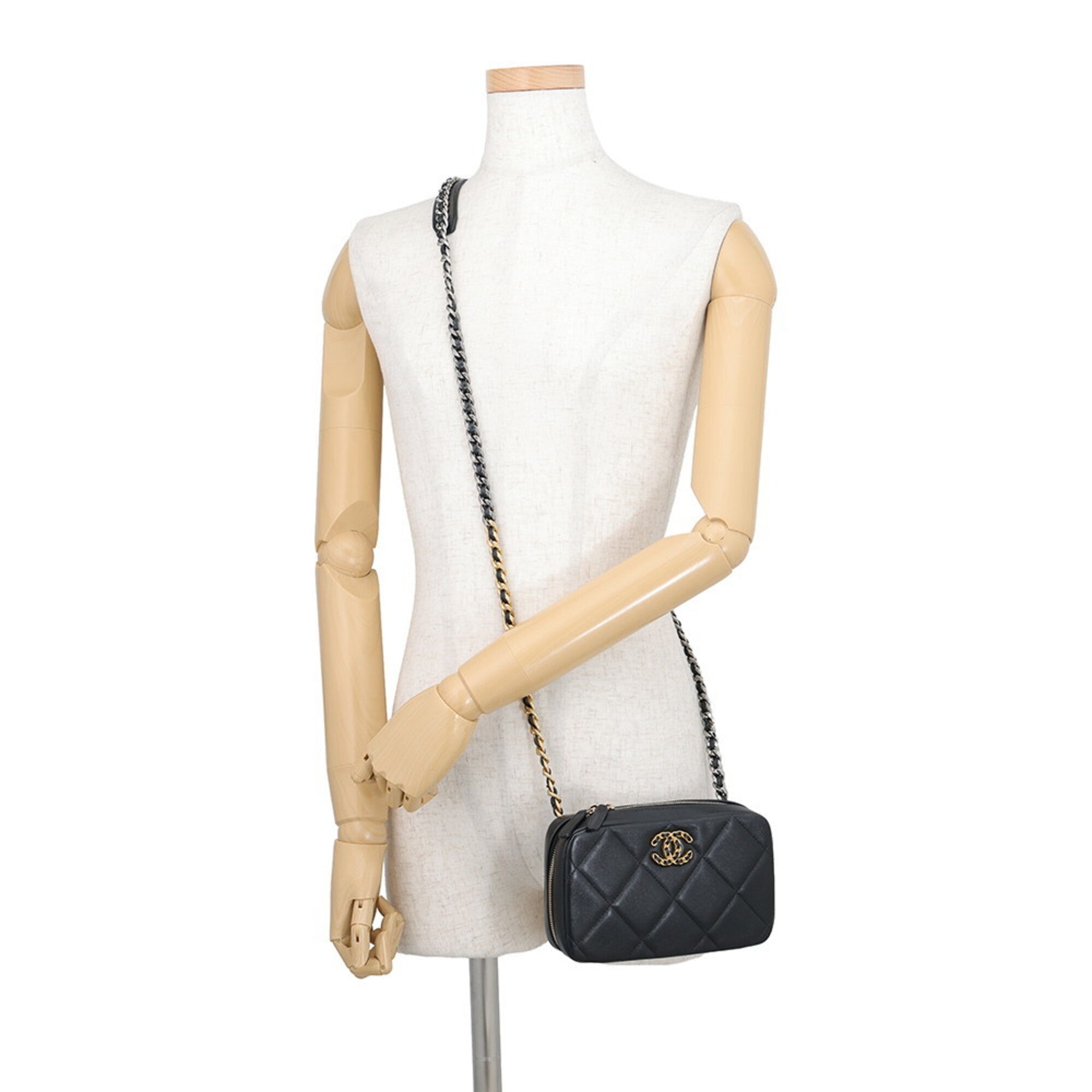 Chanel Black Leather Shoulder Bag (Pre-Owned)