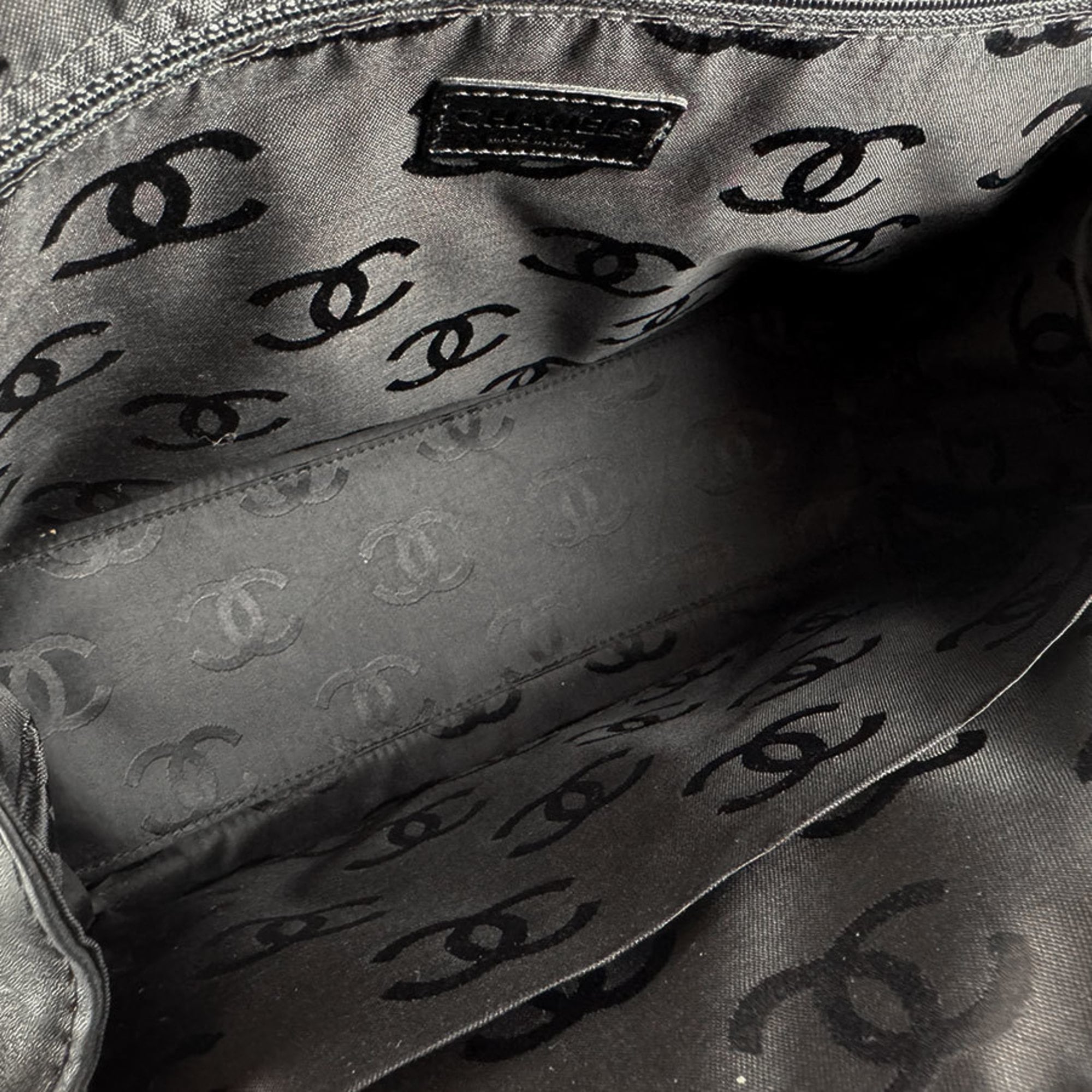 Chanel Black Leather Handbag (Pre-Owned)