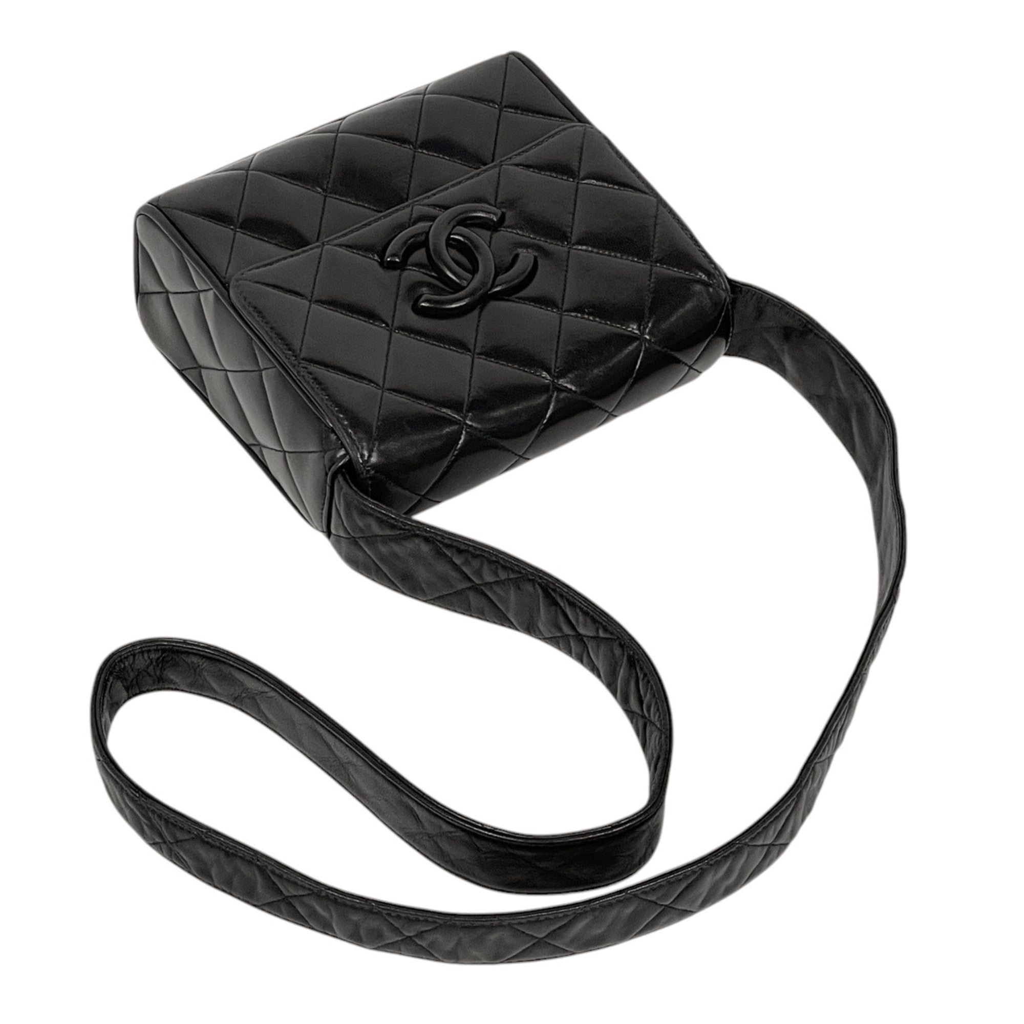 Chanel Black Leather Shoulder Bag (Pre-Owned)