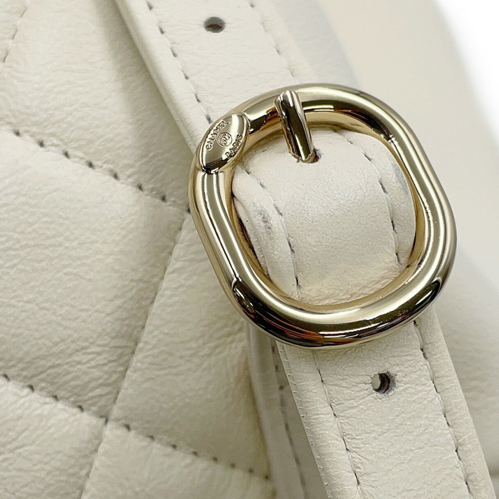 Chanel White Leather Handbag (Pre-Owned)