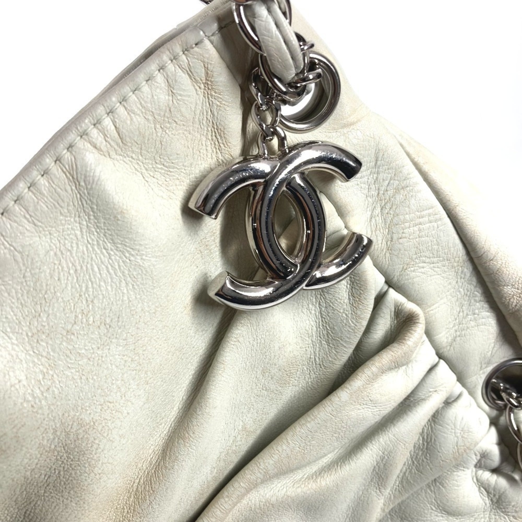 Chanel White Leather Shoulder Bag Tote Bag (Pre-Owned)