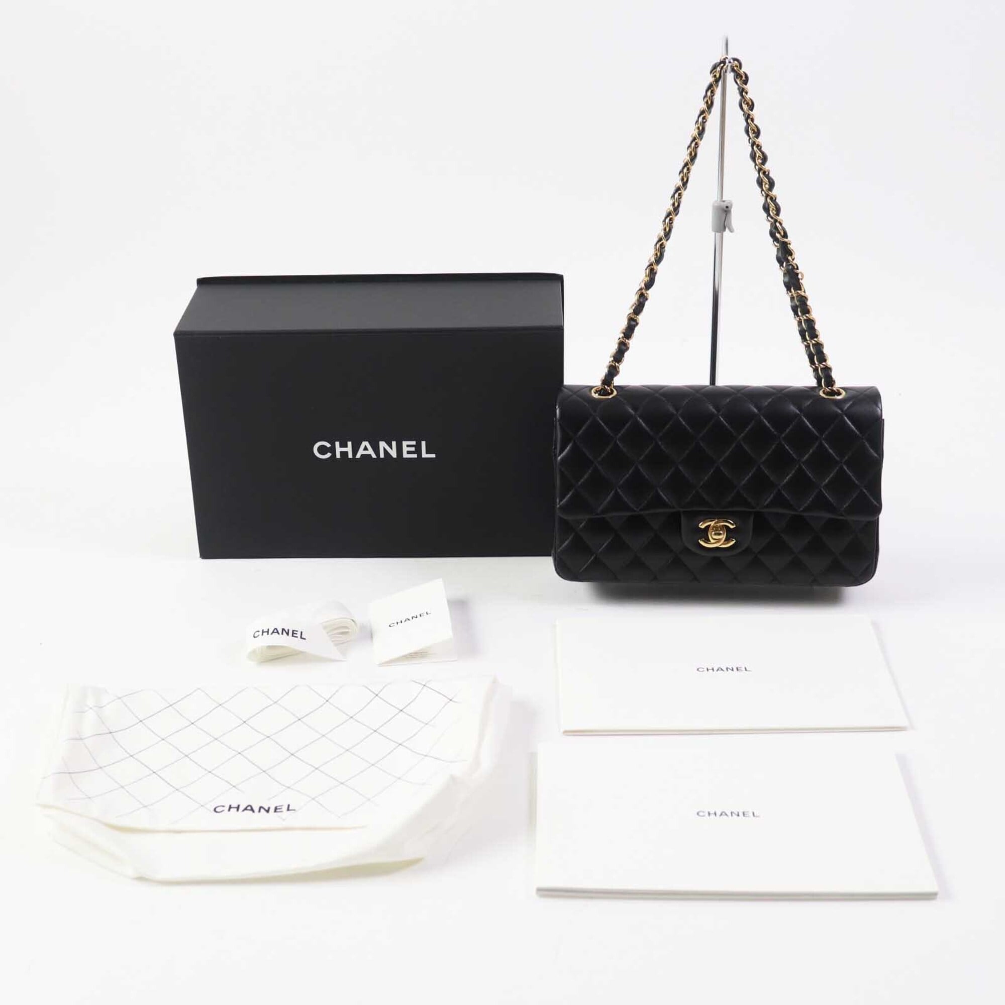 Chanel Black Leather Shoulder Bag (Pre-Owned)