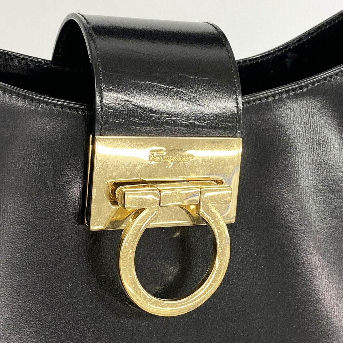 Salvatore Ferragamo Black Leather Shoulder Bag (Pre-Owned)