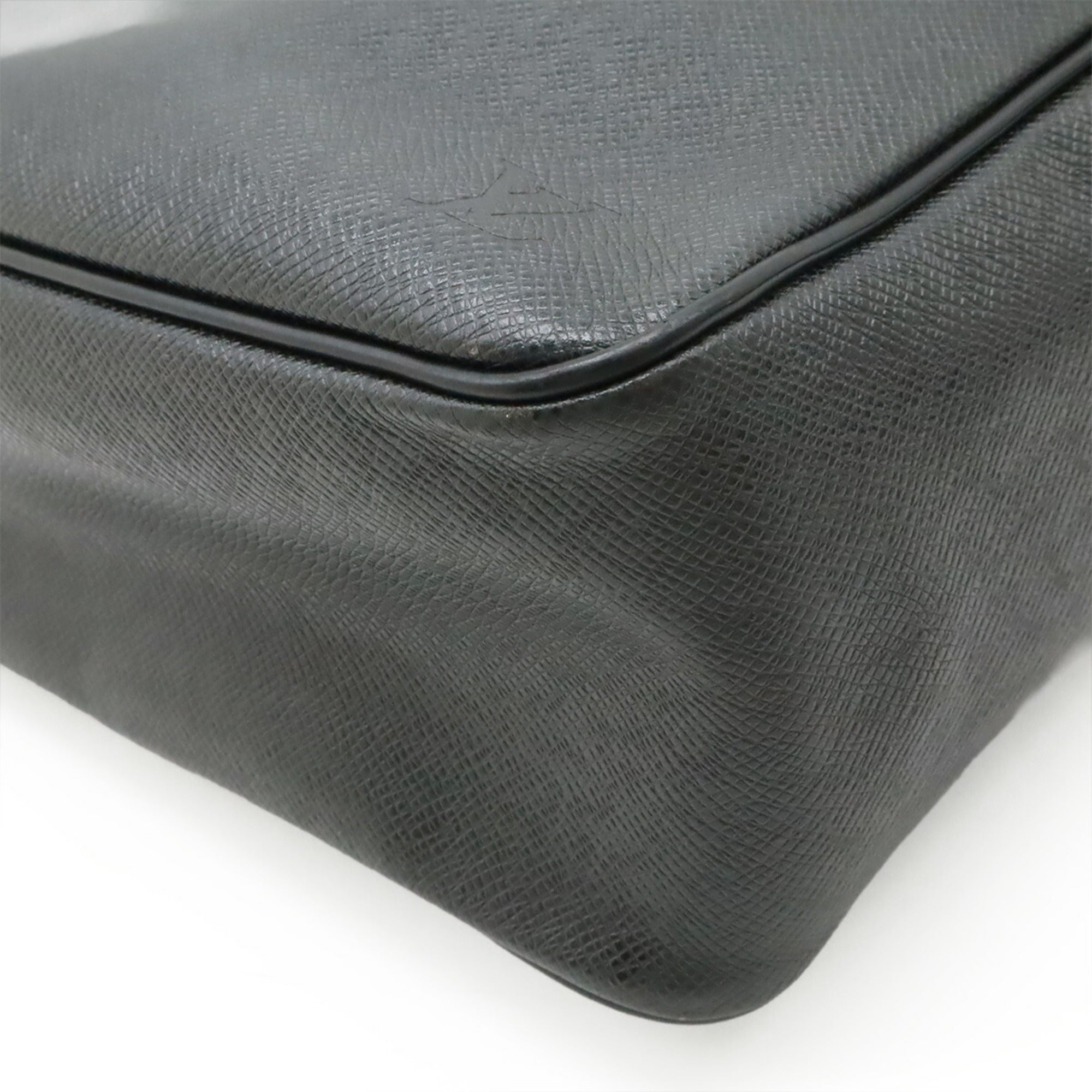 Louis Vuitton Ardoise Black Taiga Leather Leather Shoulder Bag (Pre-Owned)
