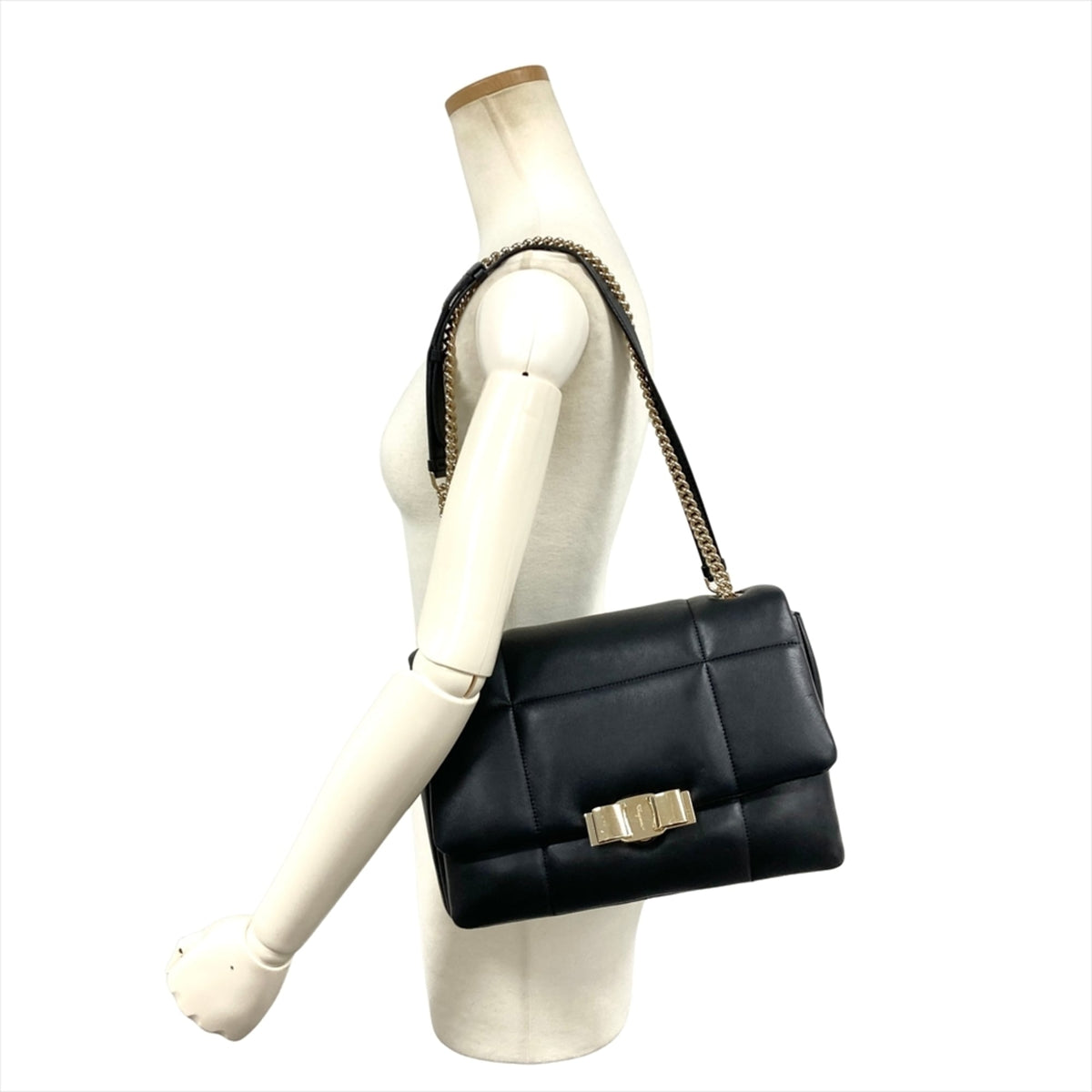 Salvatore Ferragamo Black Leather Shoulder Bag (Pre-Owned)