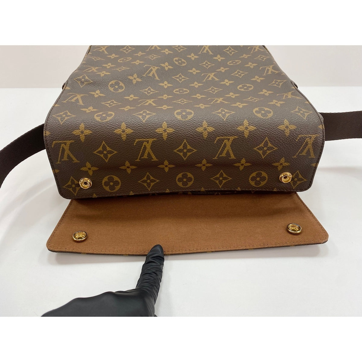 Louis Vuitton Brown Shoulder Bag (Pre-Owned)