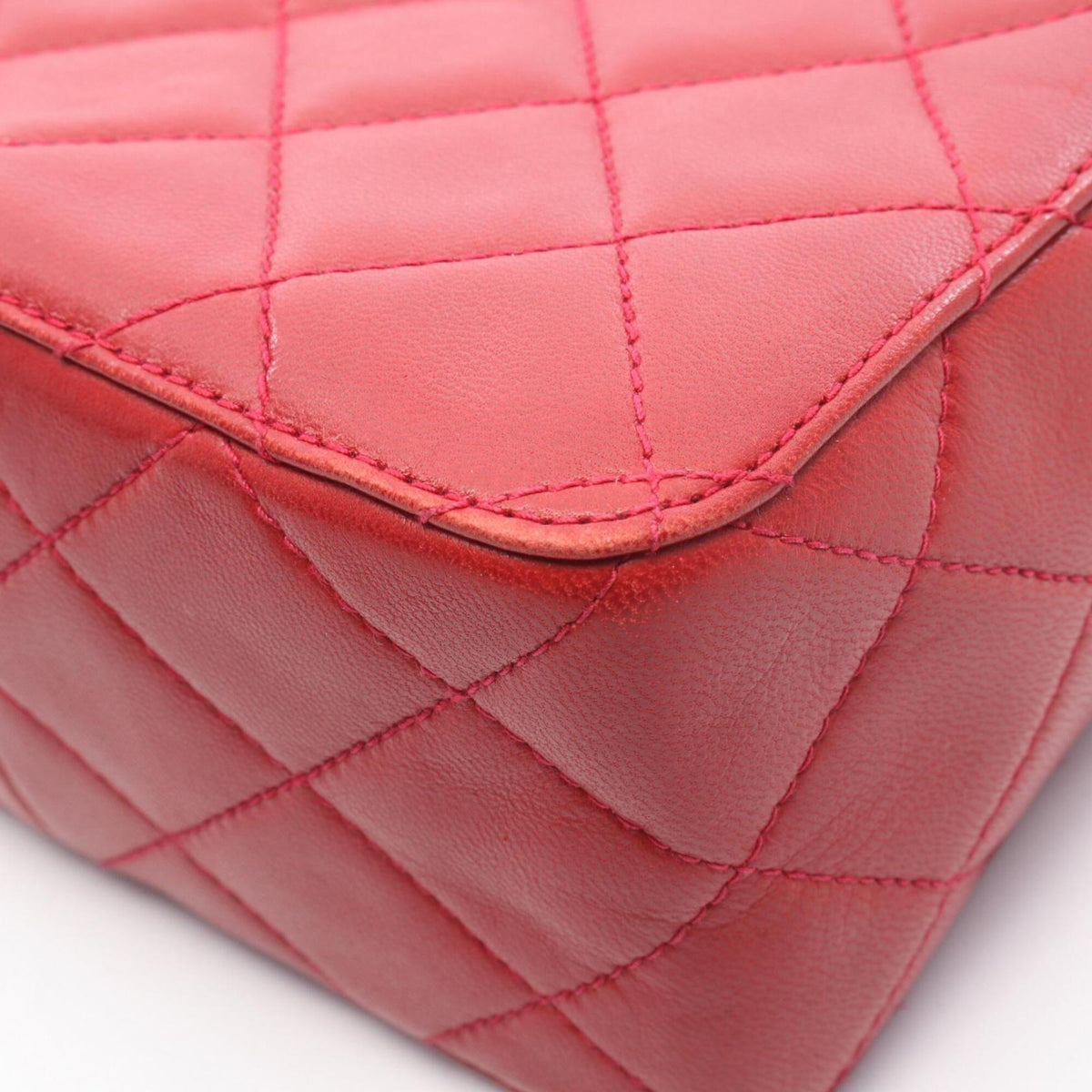 Chanel Red Color Leather Handbag (Pre-Owned)