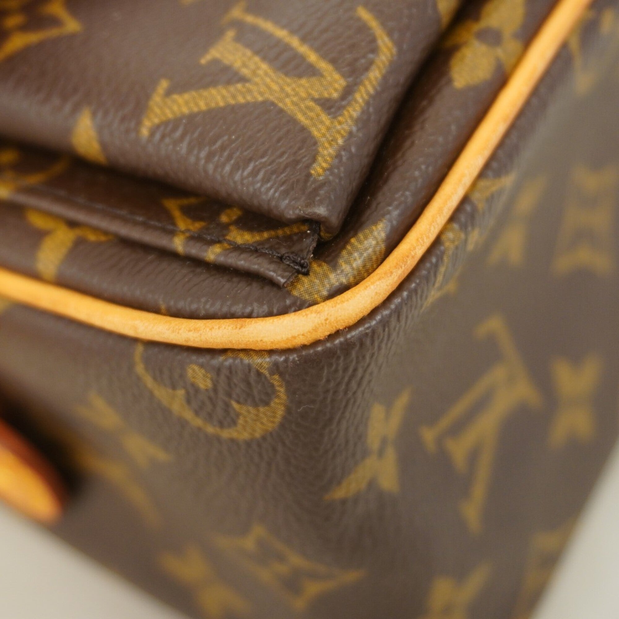Louis Vuitton Brown Shoulder Bag (Pre-Owned)