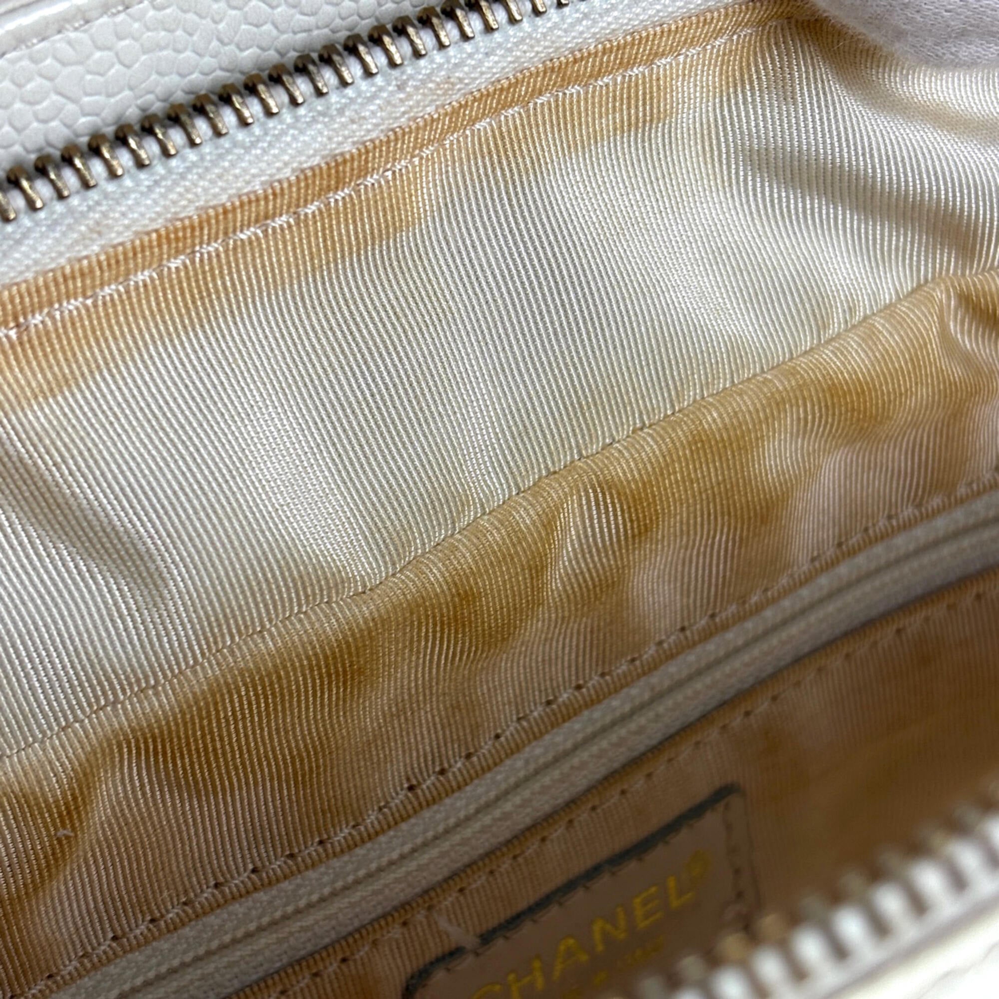 Chanel Matelasse White Grained Calfskin Shoulder Bag Tote Bag (Pre-Owned)