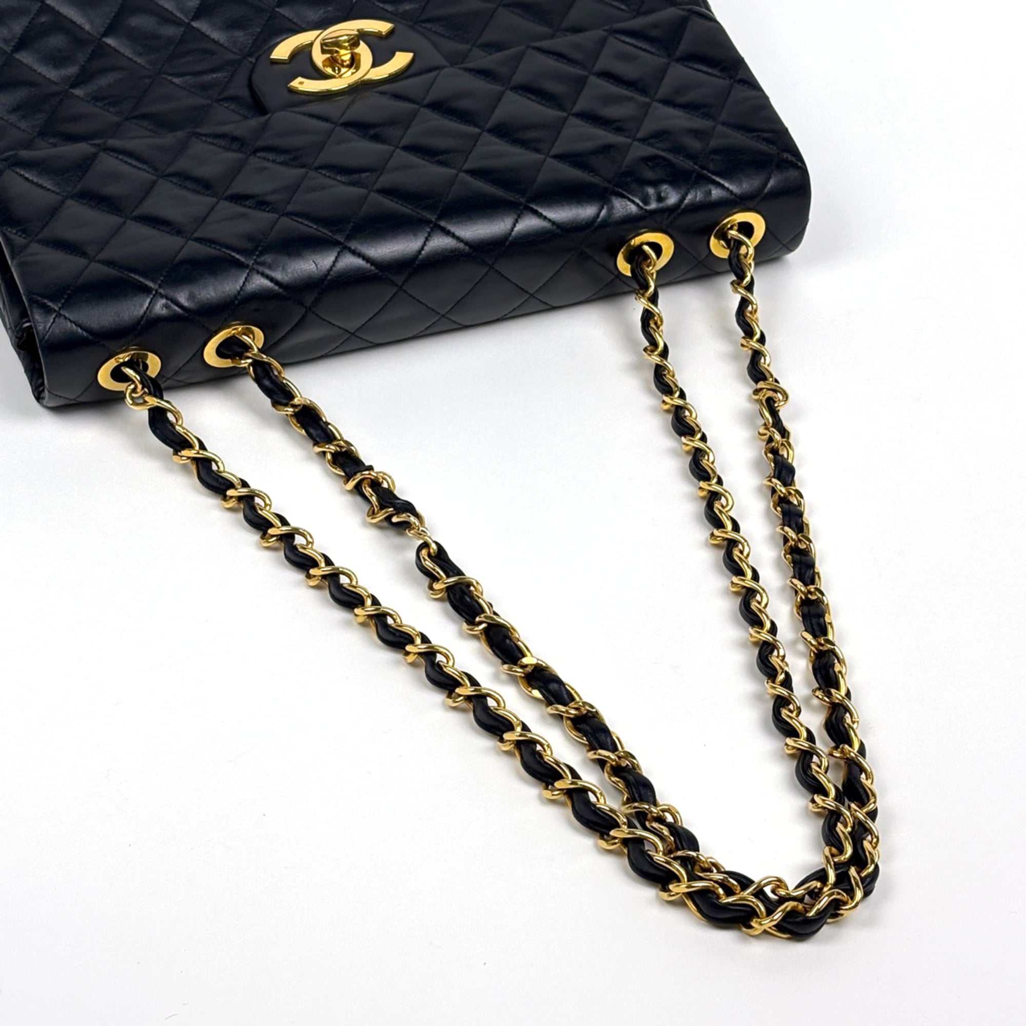 Chanel Matelasse Black Leather Shoulder Bag (Pre-Owned)