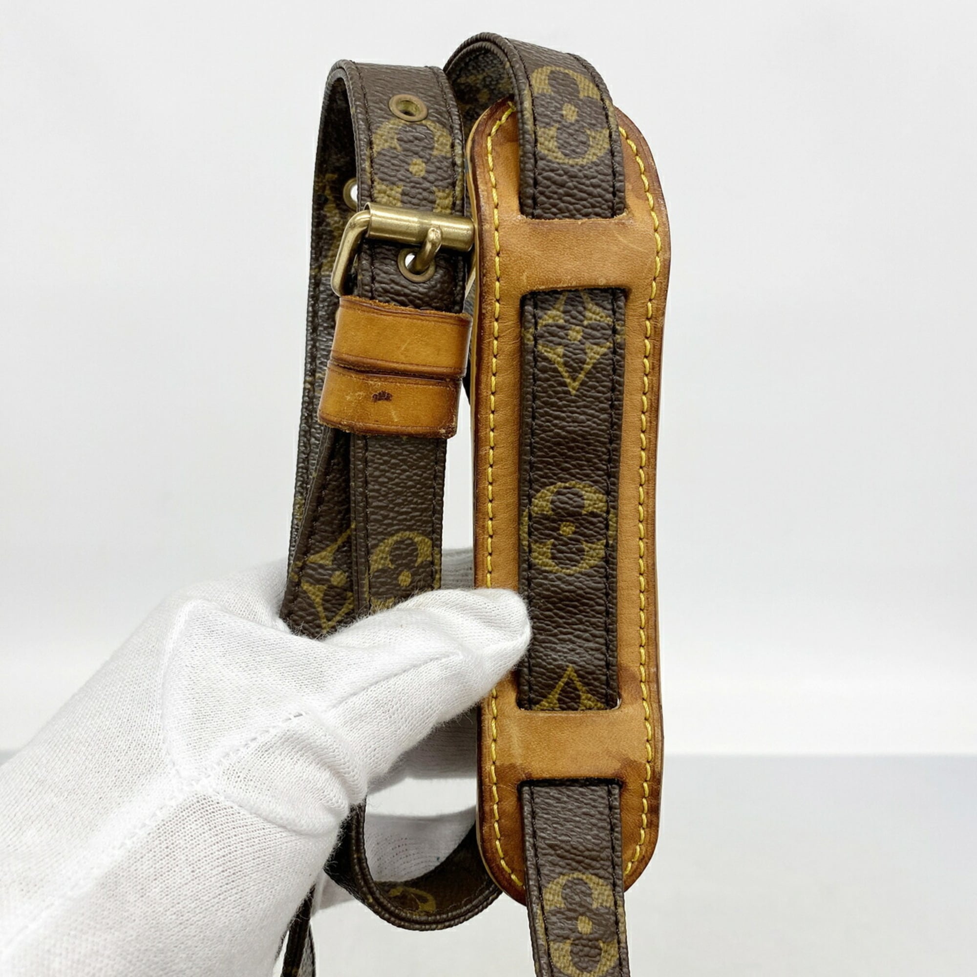 Louis Vuitton Brown Shoulder Bag (Pre-Owned)