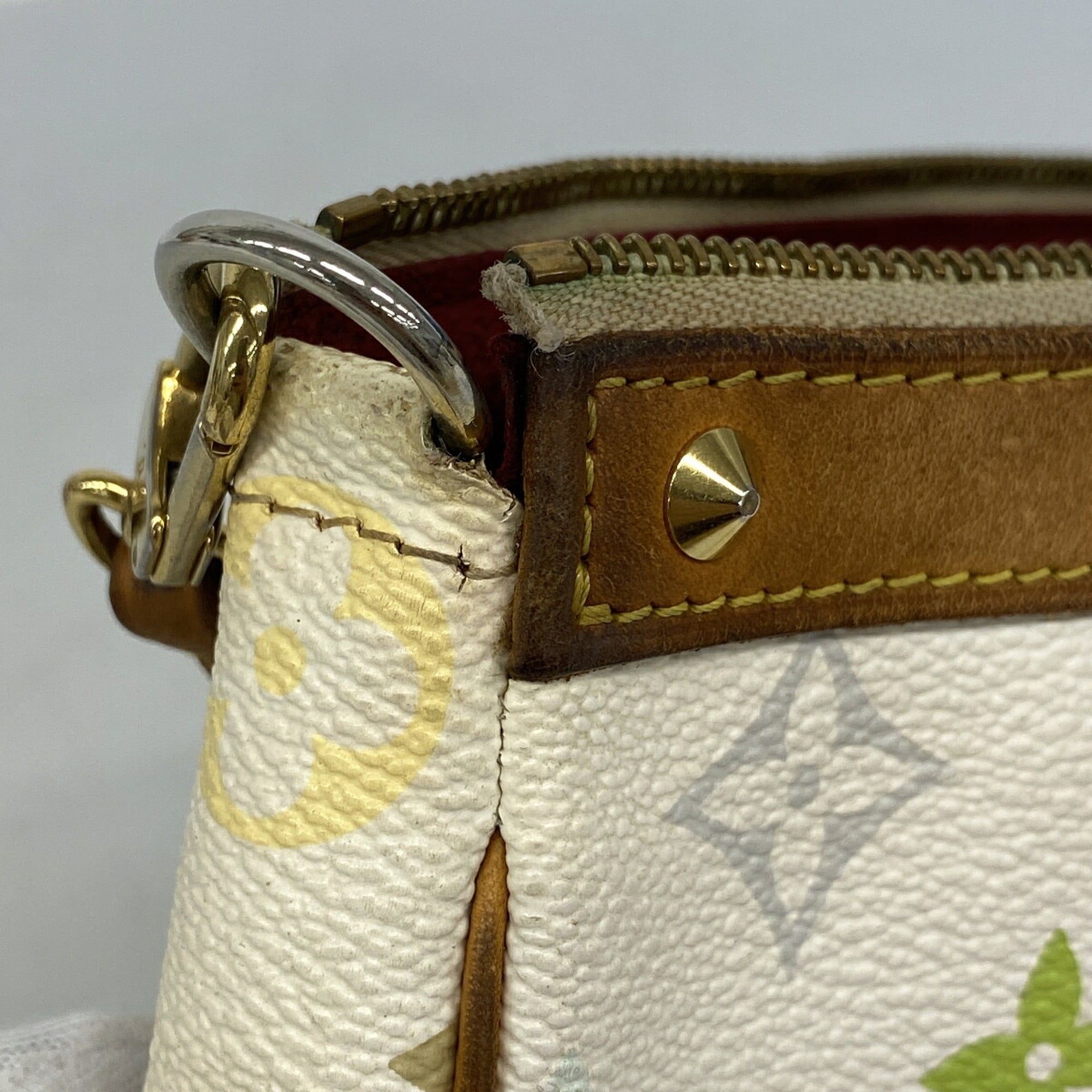 Louis Vuitton Blanc Pouch (Pre-Owned)