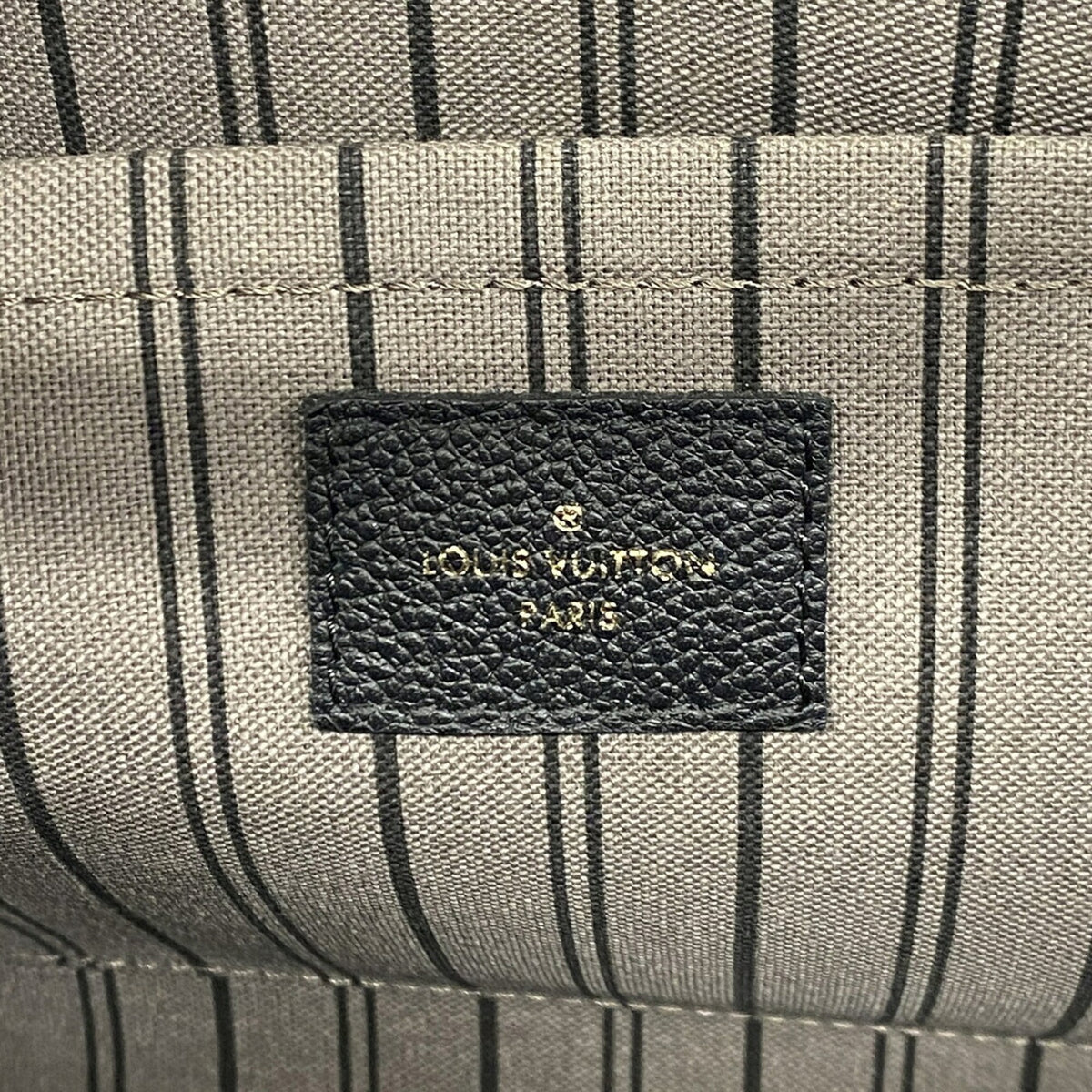 Louis Vuitton Noir Handbag (Pre-Owned)