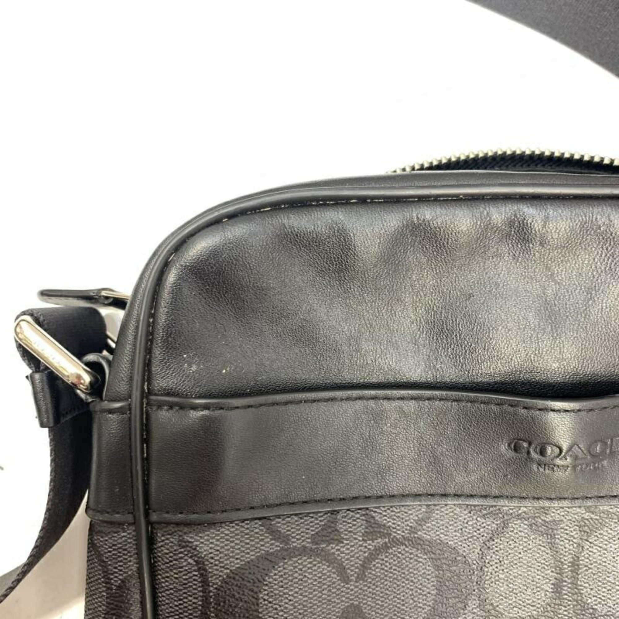 Coach Signature Shoulder Bag (Pre-Owned)