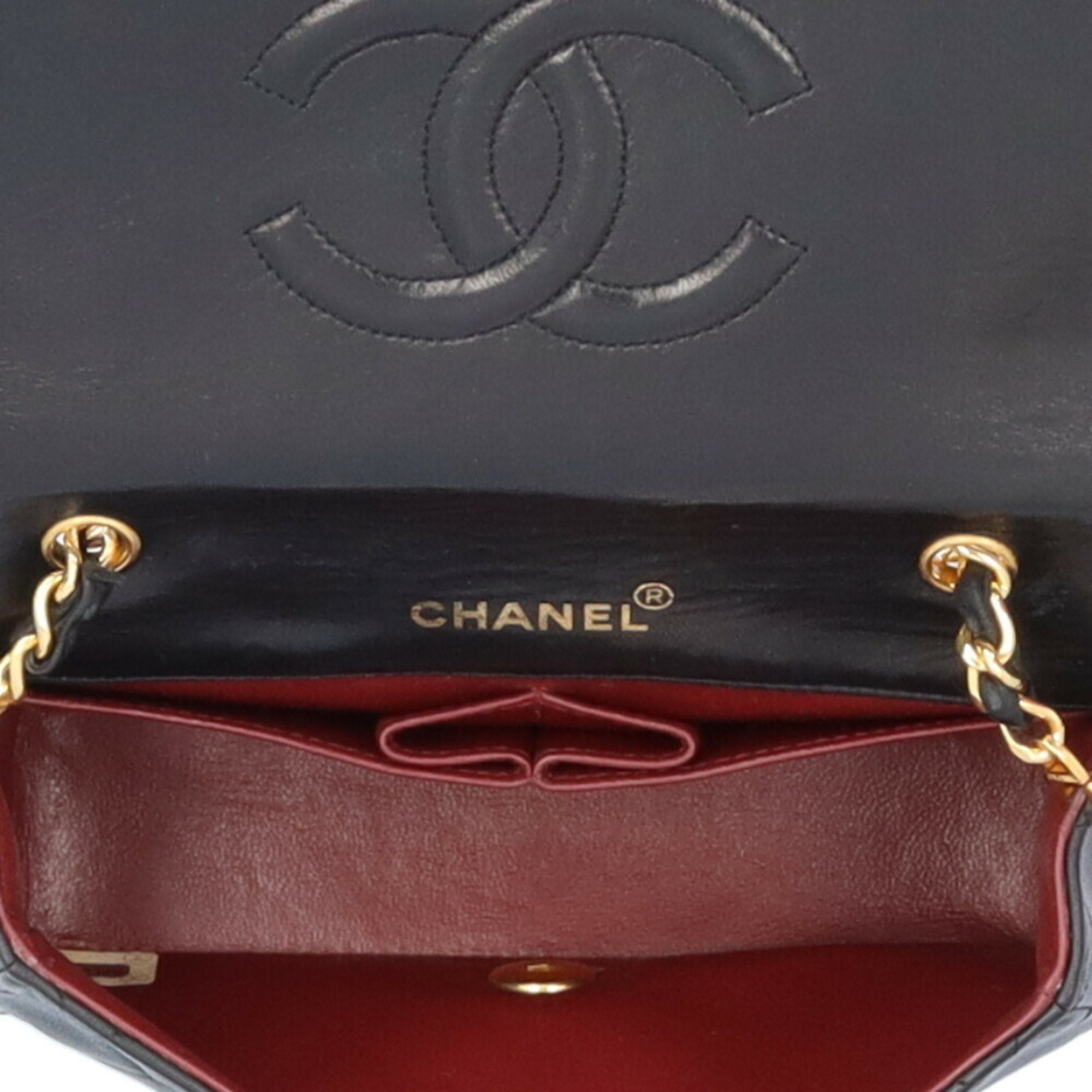 Chanel Matelasse Black Leather Shoulder Bag (Pre-Owned)