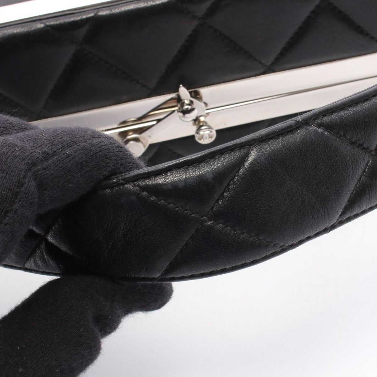 Chanel Black Leather Handbag (Pre-Owned)