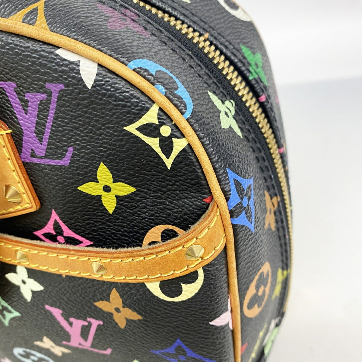 Louis Vuitton Noir Handbag (Pre-Owned)