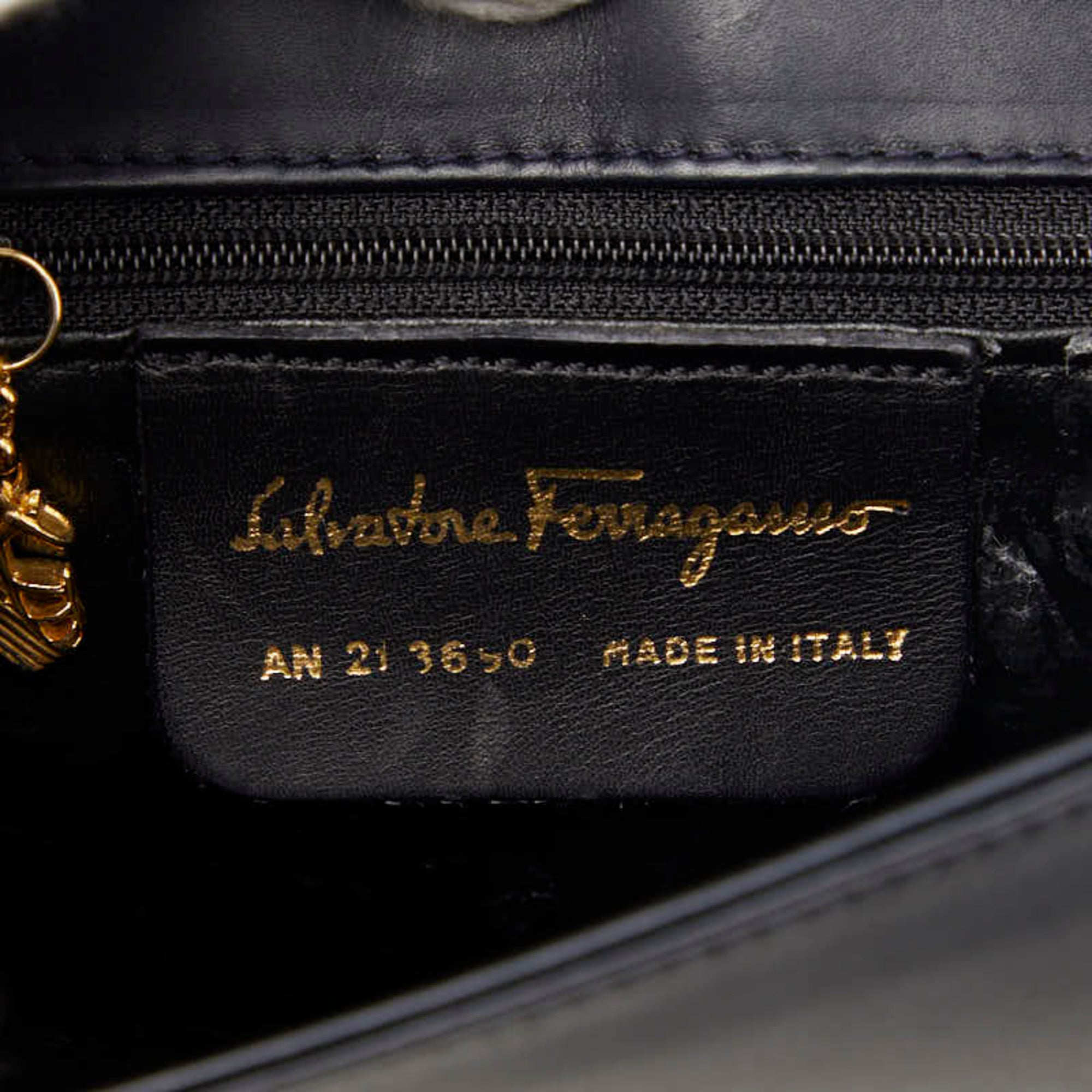 Salvatore Ferragamo Black Leather Shoulder Bag (Pre-Owned)