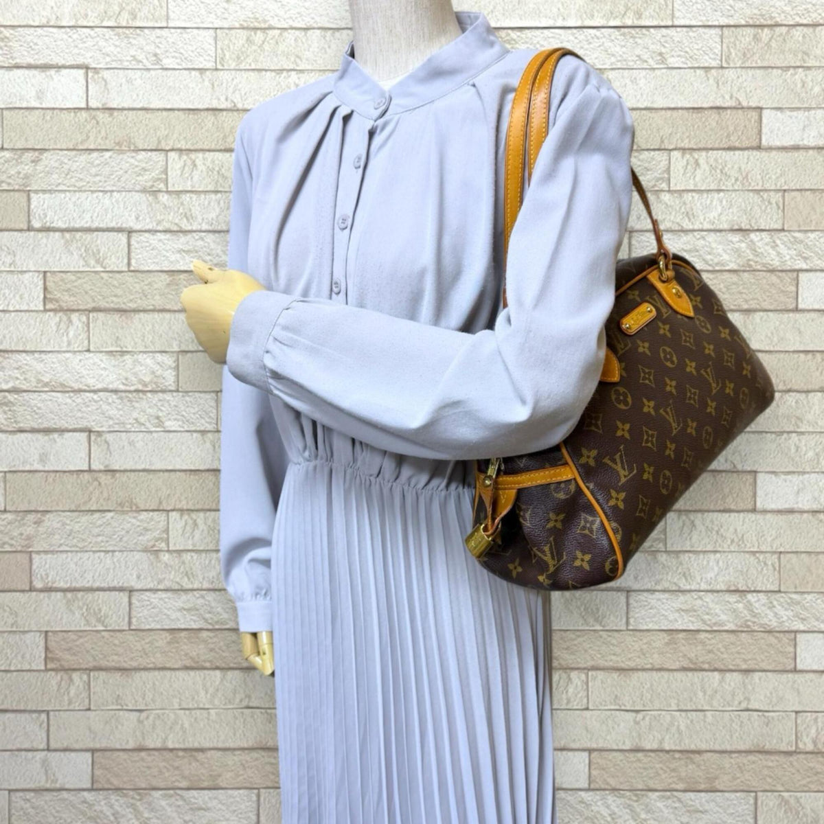 Louis Vuitton Brown Monogram Canvas Shoulder Bag (Pre-Owned)