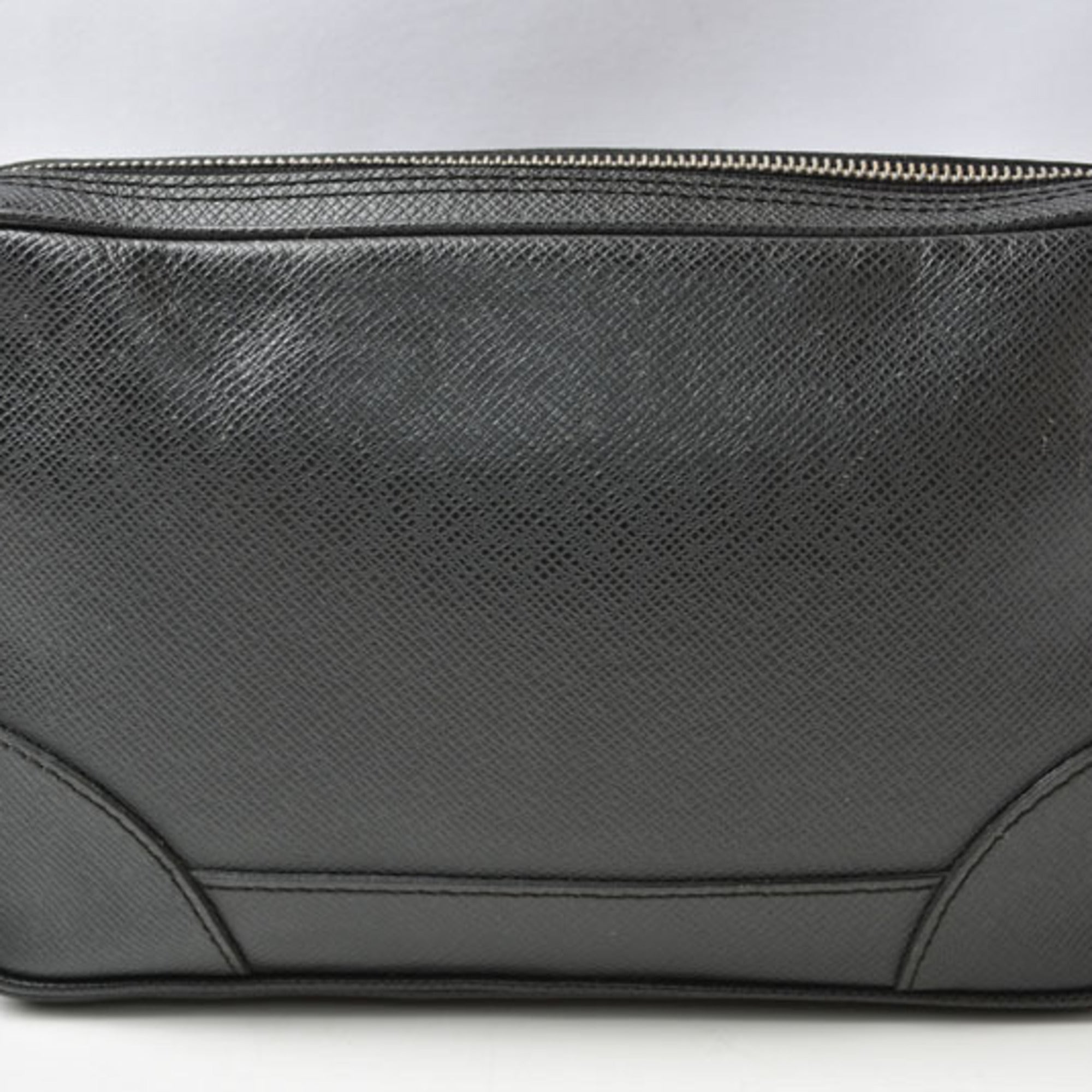 Louis Vuitton Ardoise Black Taiga Leather Clutch Bag (Pre-Owned)