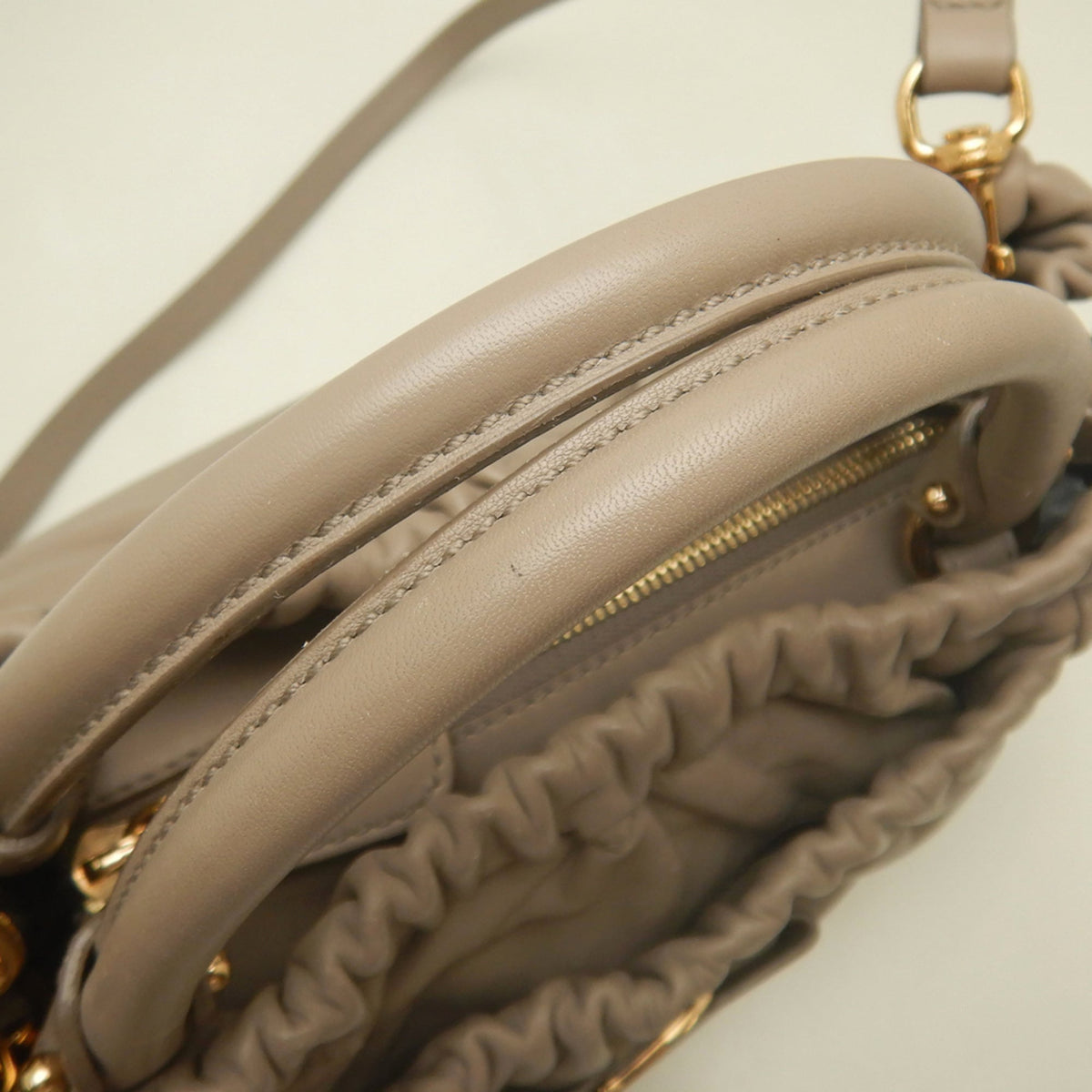 Salvatore Ferragamo Vara Light Beige Leather Handbag (Pre-Owned)