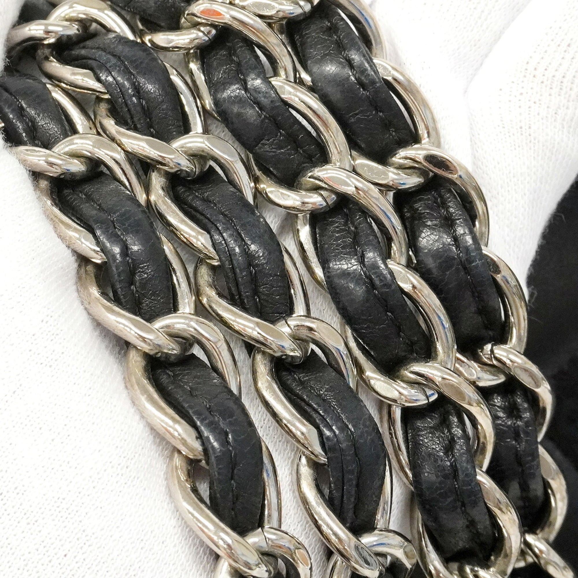 Chanel Black Leather Shoulder Bag (Pre-Owned)