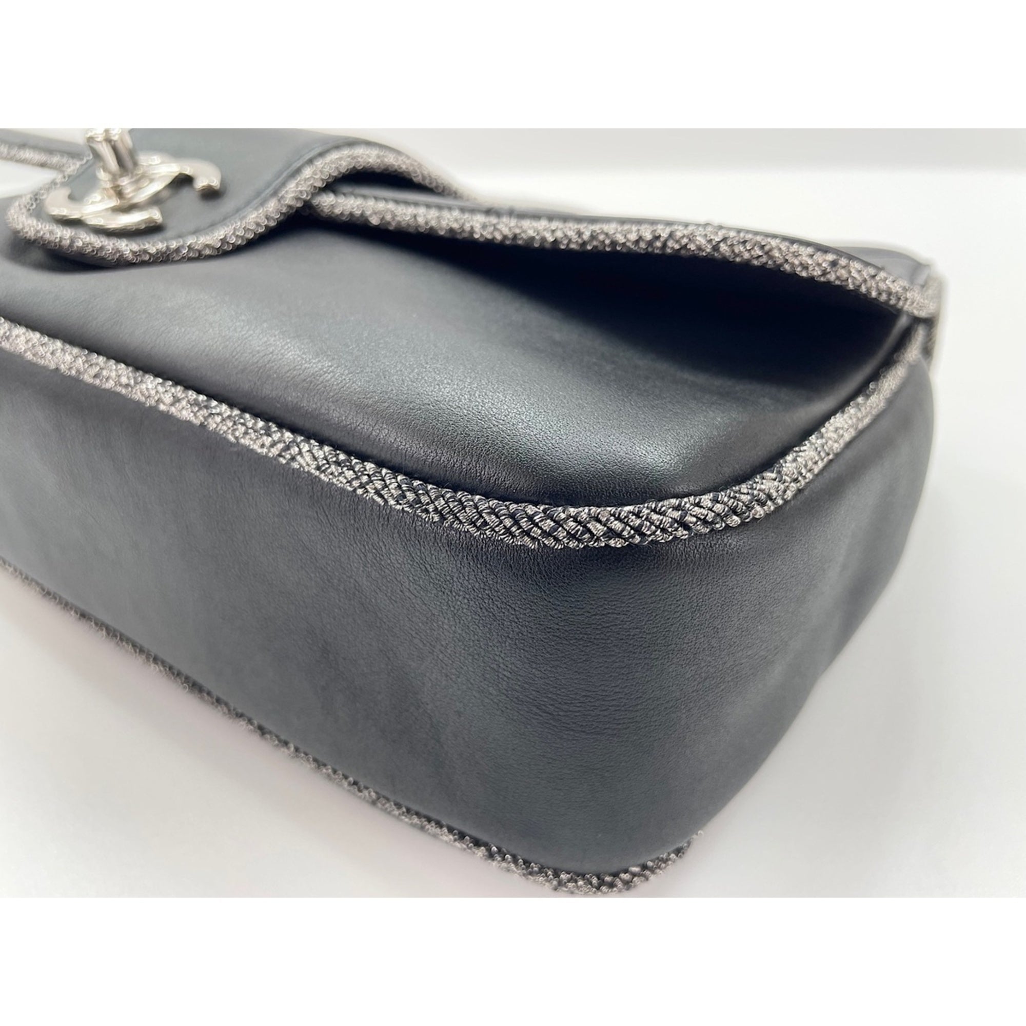 Chanel Black Shoulder Bag (Pre-Owned)