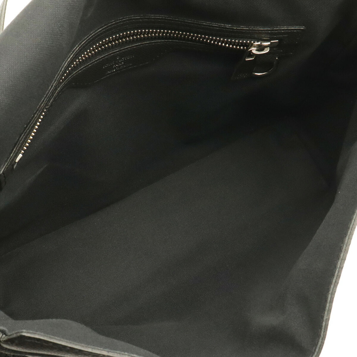Louis Vuitton Taiga Boreal Taiga Leather Handbag Shoulder Bag (Pre-Owned)