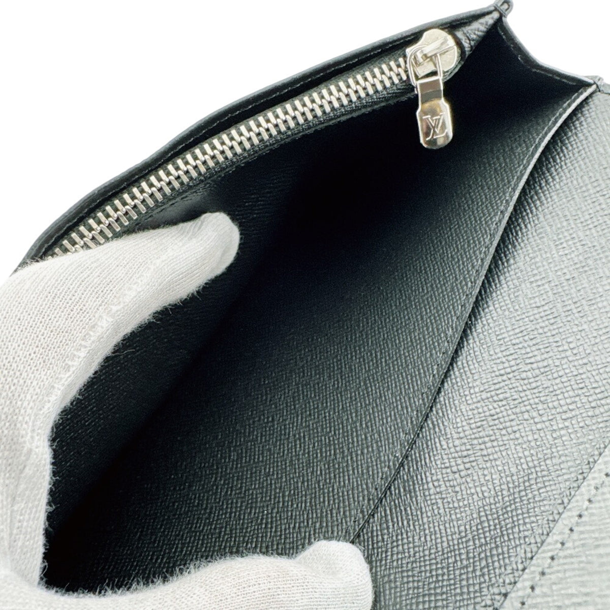 Louis Vuitton Taiga Black Leather Long Wallet (Bi-Fold) (Pre-Owned)
