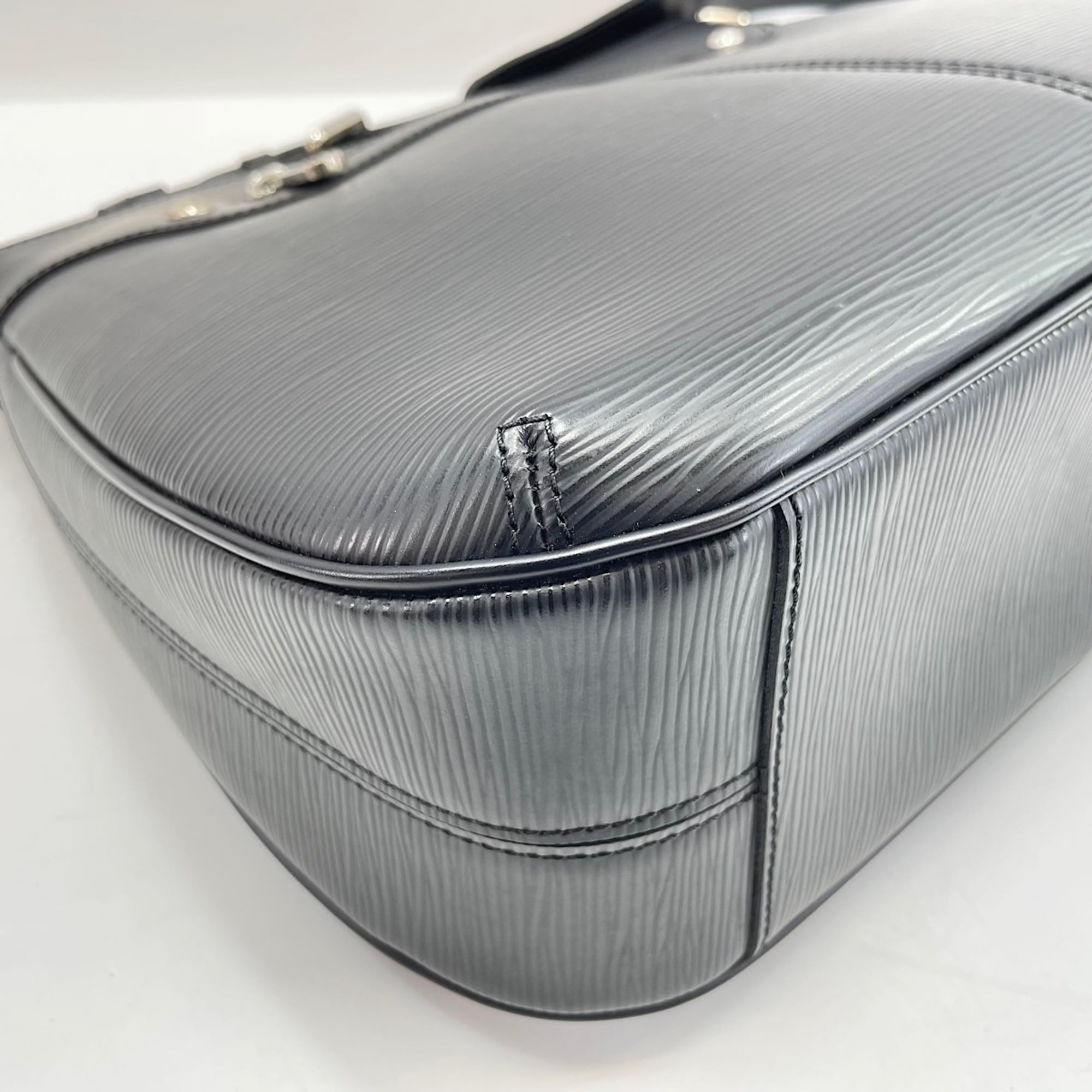 Louis Vuitton Black Shoulder Bag (Pre-Owned)