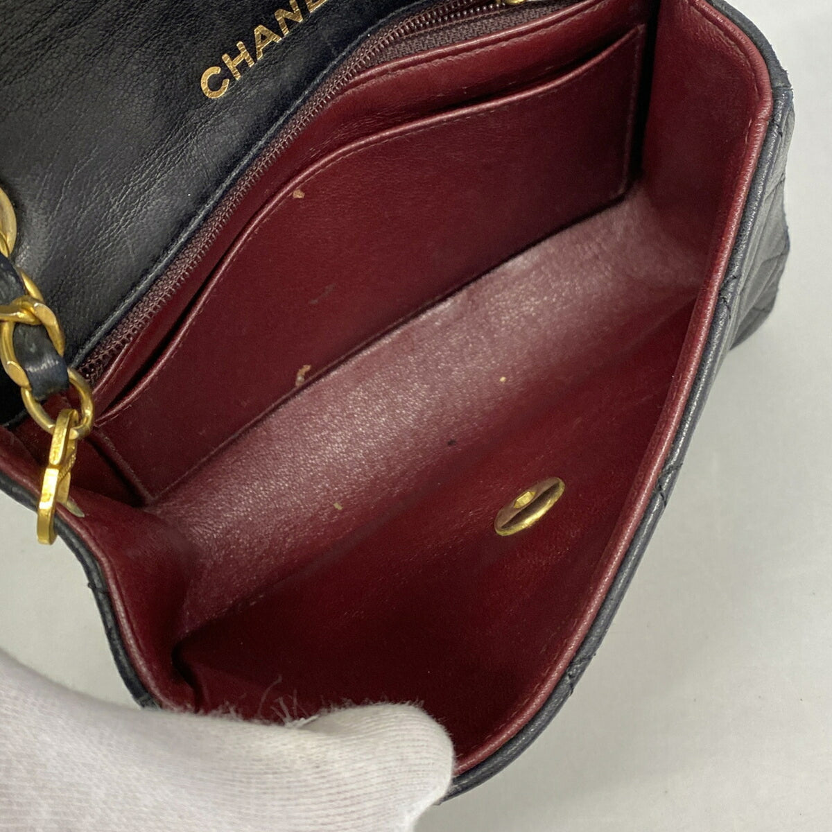 Chanel Black Leather Shoulder Bag (Pre-Owned)
