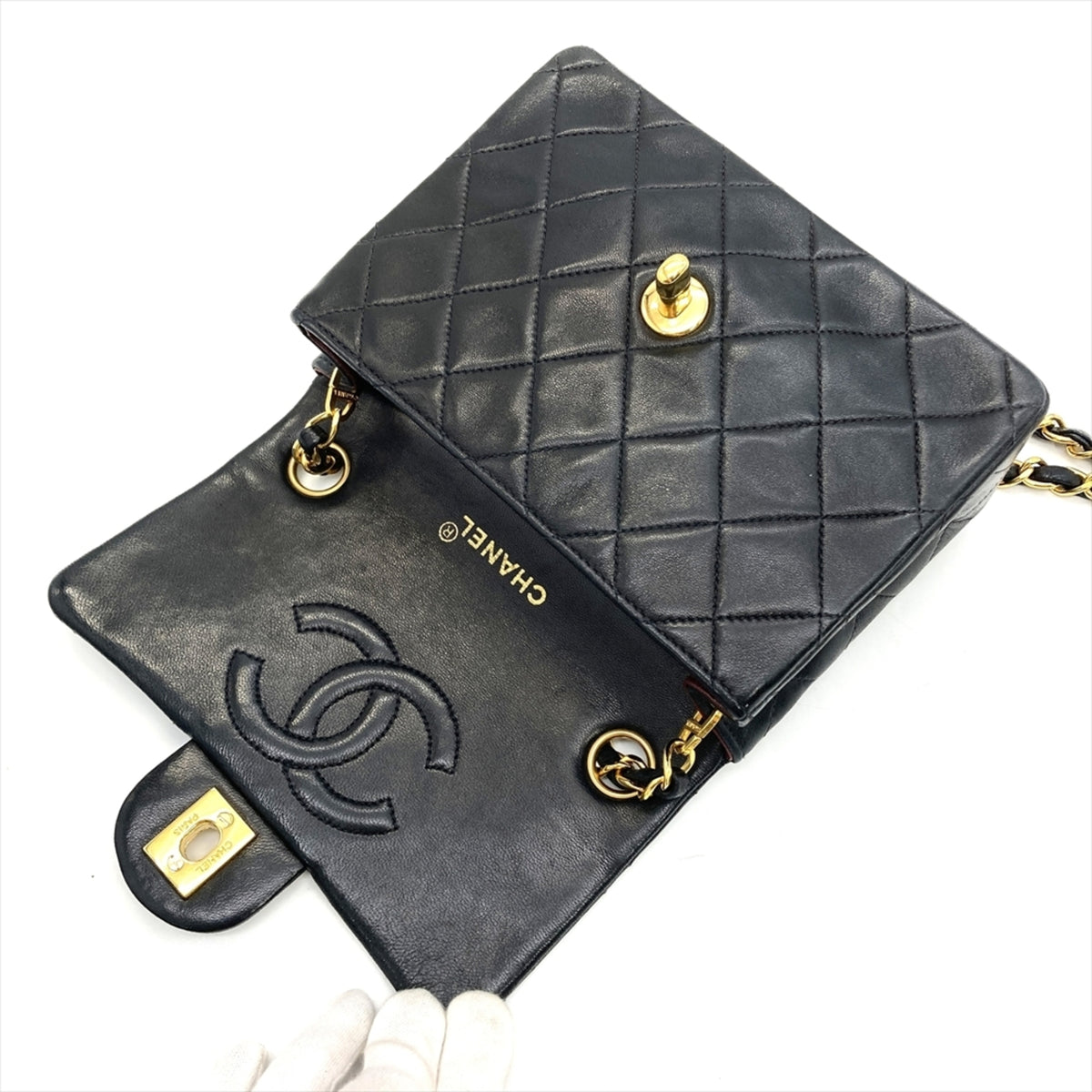 Chanel Black Leather Shoulder Bag (Pre-Owned)