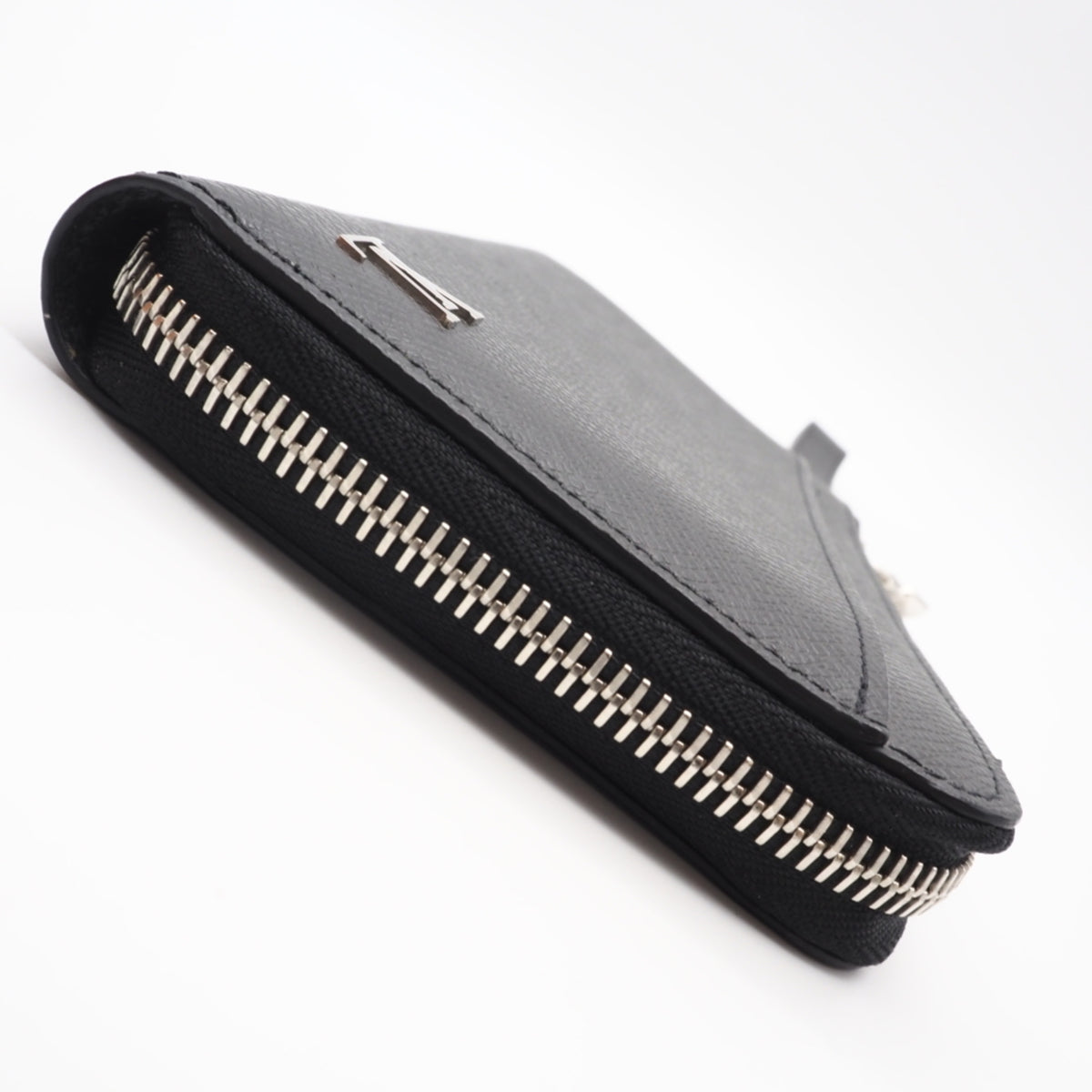 Louis Vuitton Taiga Black Leather Long Wallet (Bi-Fold) (Pre-Owned)