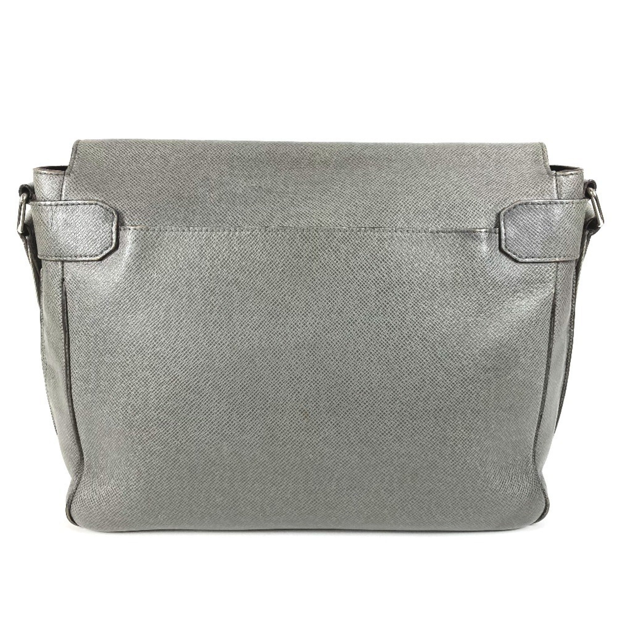 Louis Vuitton Gray Taiga Leather Messenger Bag Shoulder Bag (Pre-Owned)