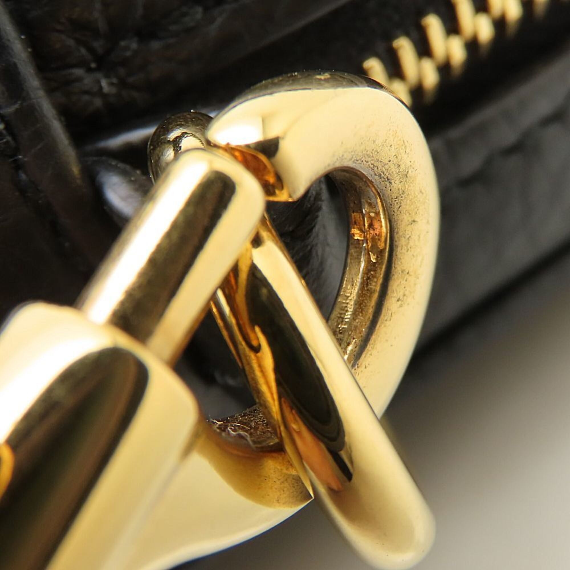 Versace Black Leather Shoulder Bag (Pre-Owned)