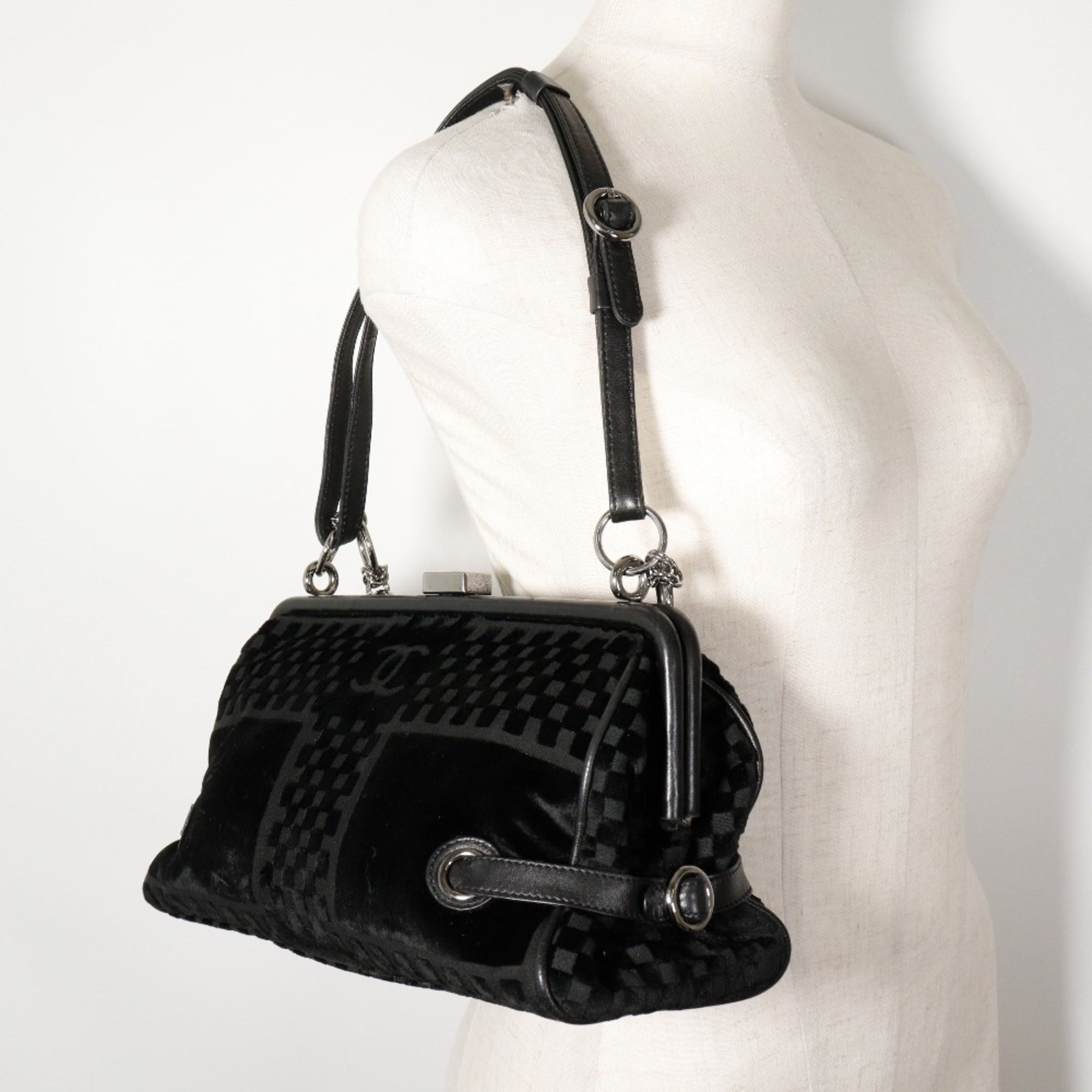 Chanel Black Leather Shoulder Bag (Pre-Owned)