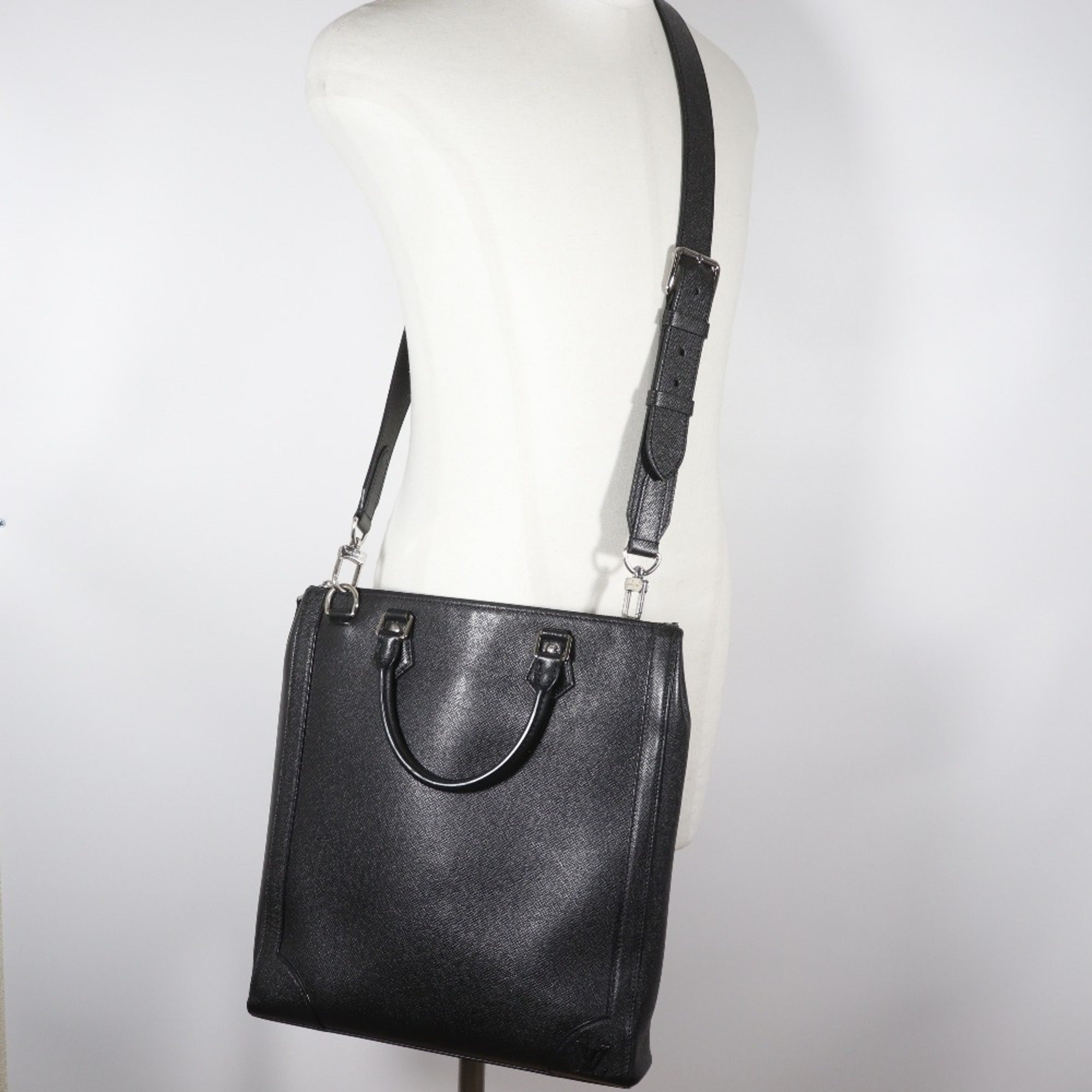 Louis Vuitton Taiga Black Taiga Leather Handbag Tote Bag (Pre-Owned)