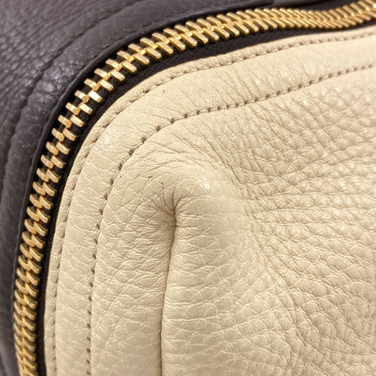 Salvatore Ferragamo Gancini Black White Leather Handbag (Pre-Owned)