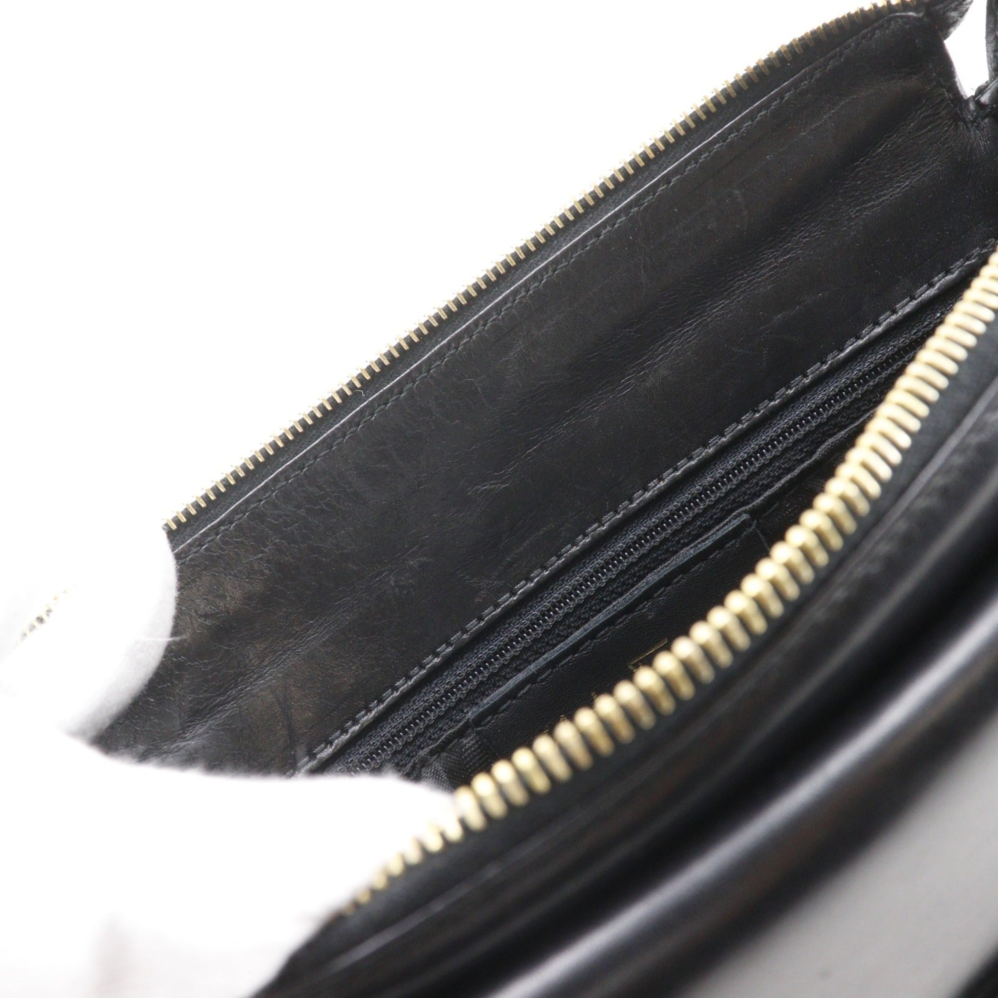 Salvatore Ferragamo Black Leather Shoulder Bag (Pre-Owned)